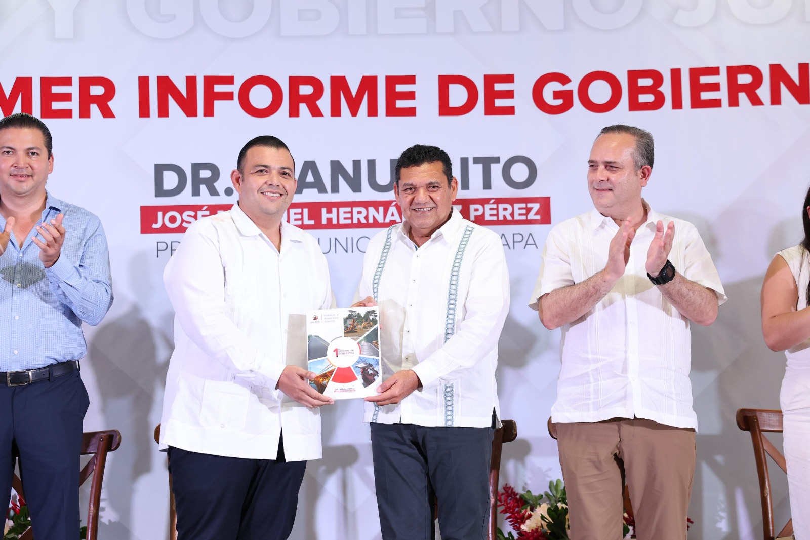 Atestigua Javier May presentación del Primer Informe de Gobierno del Ayuntamiento de Jalapa.