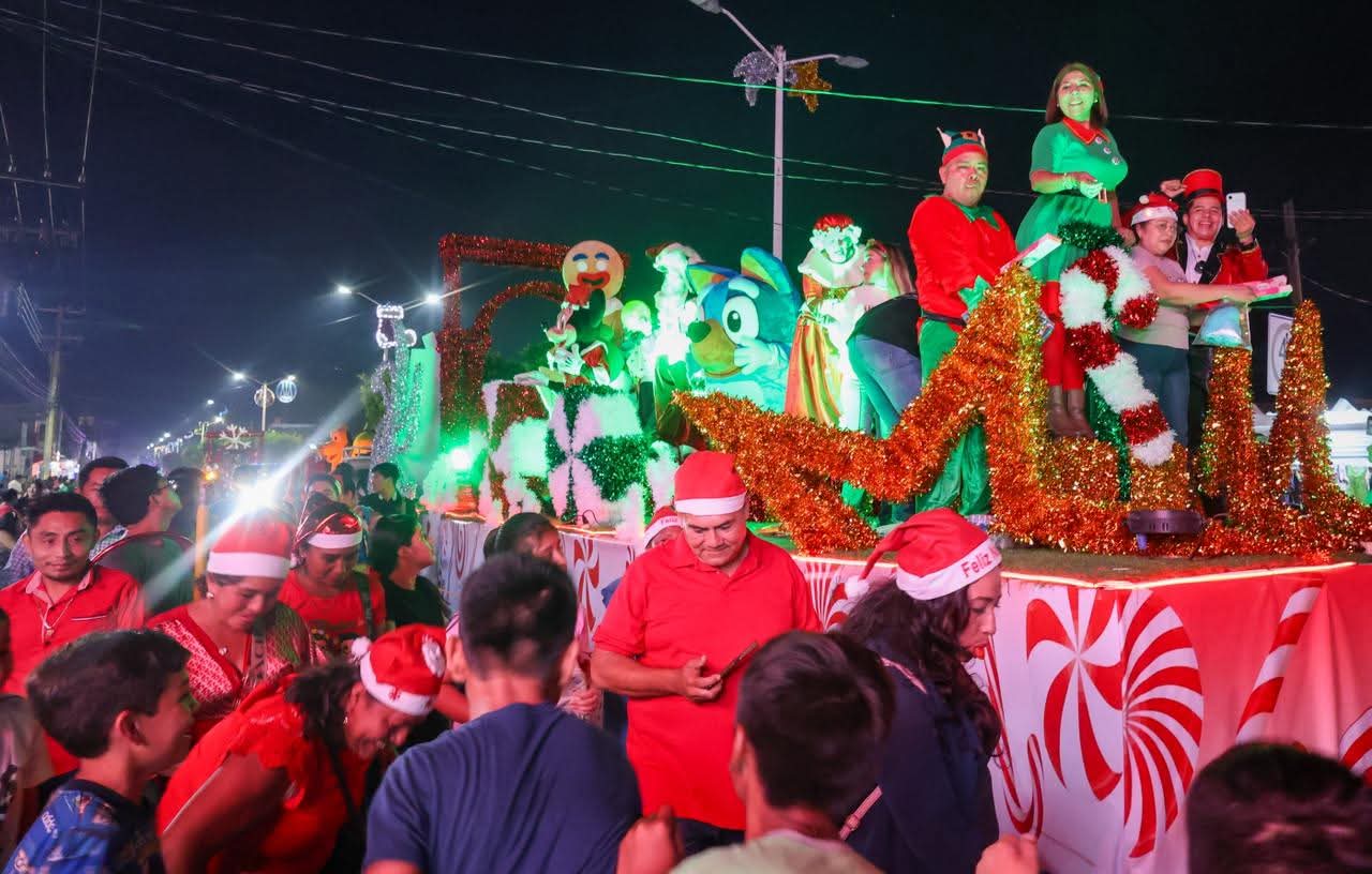 Encabeza alcaldesa Mari Luz Velázquez Jiménez el tradicional Desfile Navideño 2025