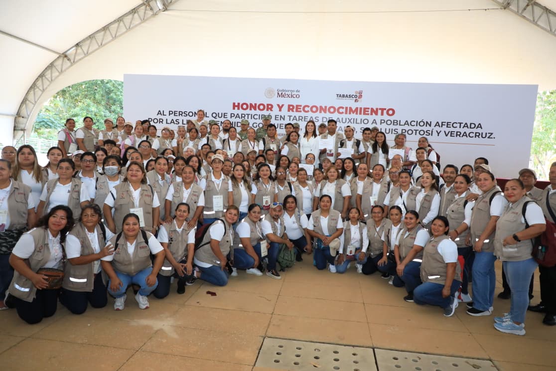 Entrega Gobernador Javier May reconocimientos a 700 trabajadores y personal militar participantes en labores de auxilio a afectados por lluvias.