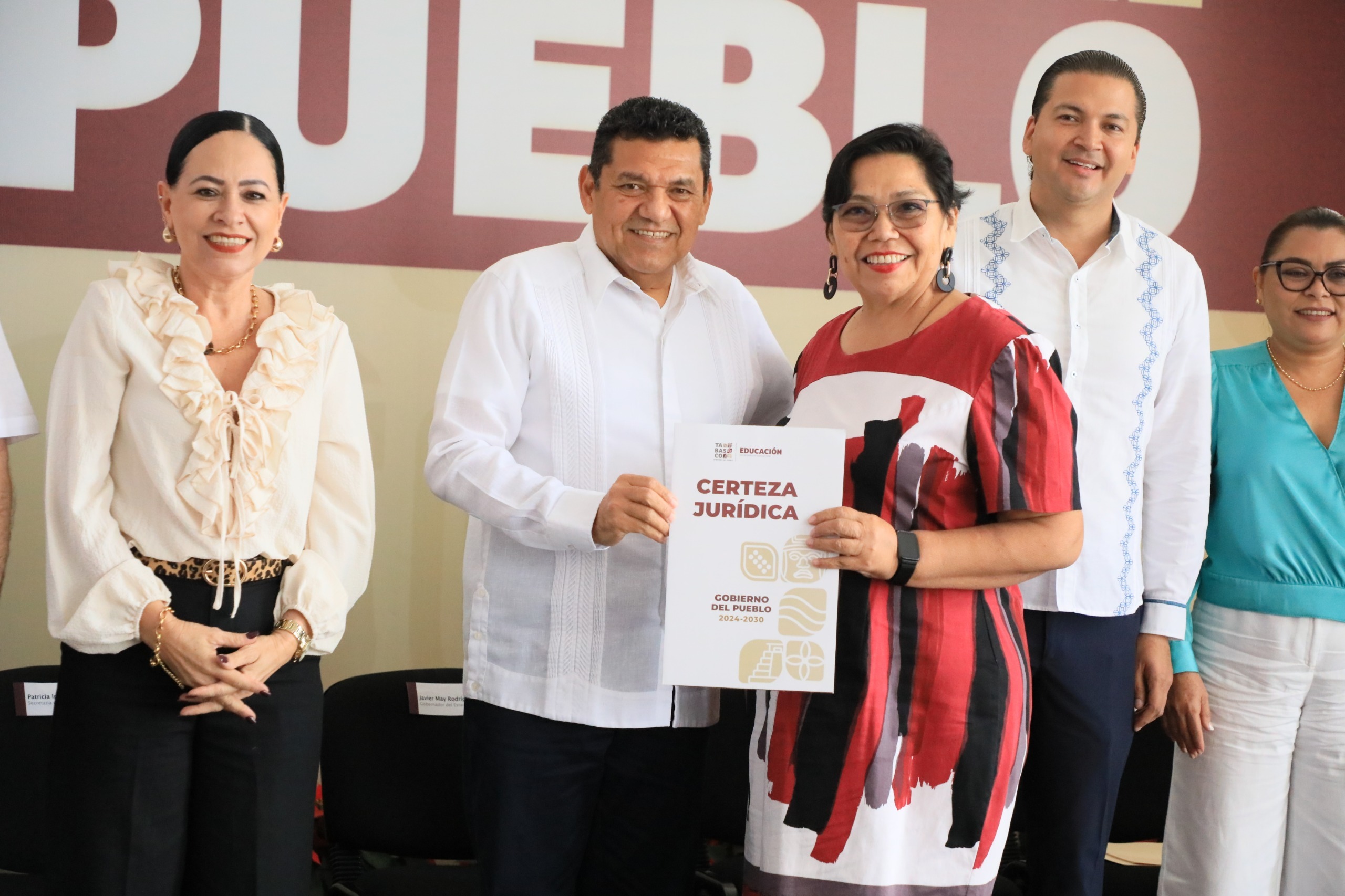 Gobierno del Estado cubre deuda histórica con el sector educativo; entrega Javier May 52 títulos de propiedad a escuelas.