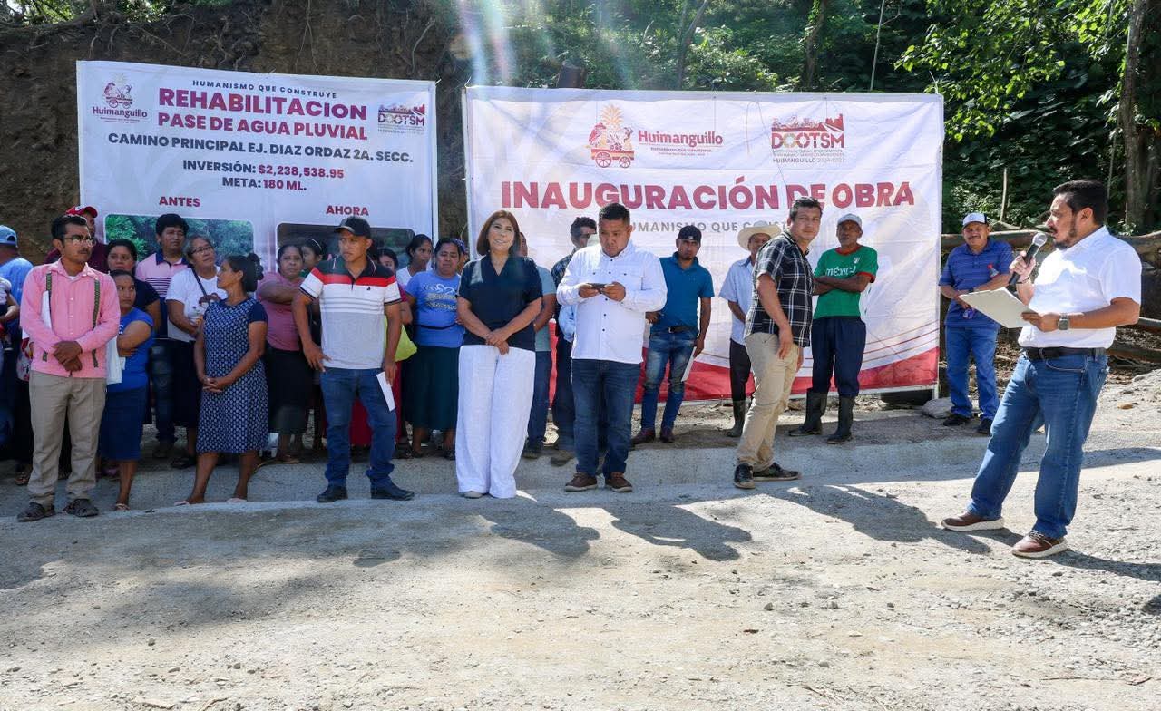 Presidenta municipal Mari Luz Velázquez Jiménez entrega la rehabilitación de pase de agua en el camino principal del ejido Díaz Ordaz, 2ª sección de Huimanguillo.