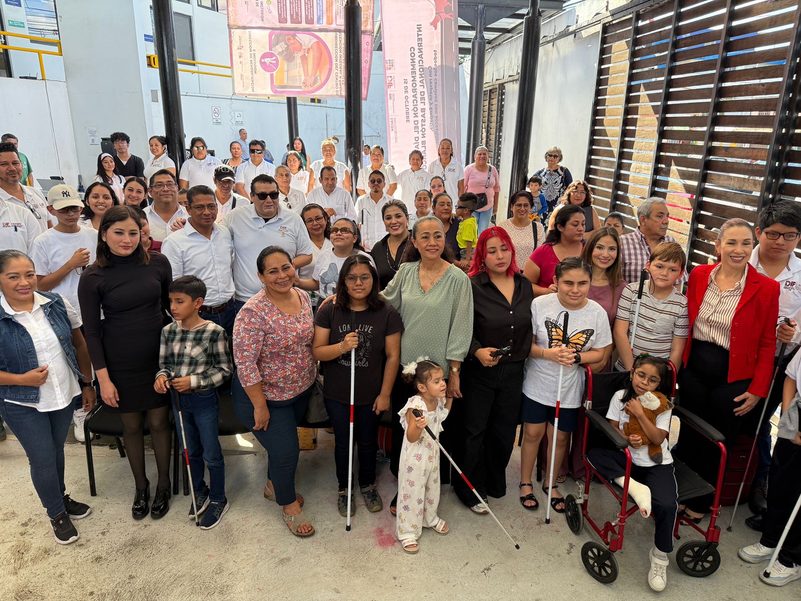 Gobierno del Estado refrenda compromiso con el bienestar de los más vulnerables; Beneficencia Pública y DIF Tabasco entregan bastones a personas con discapacidad visual.