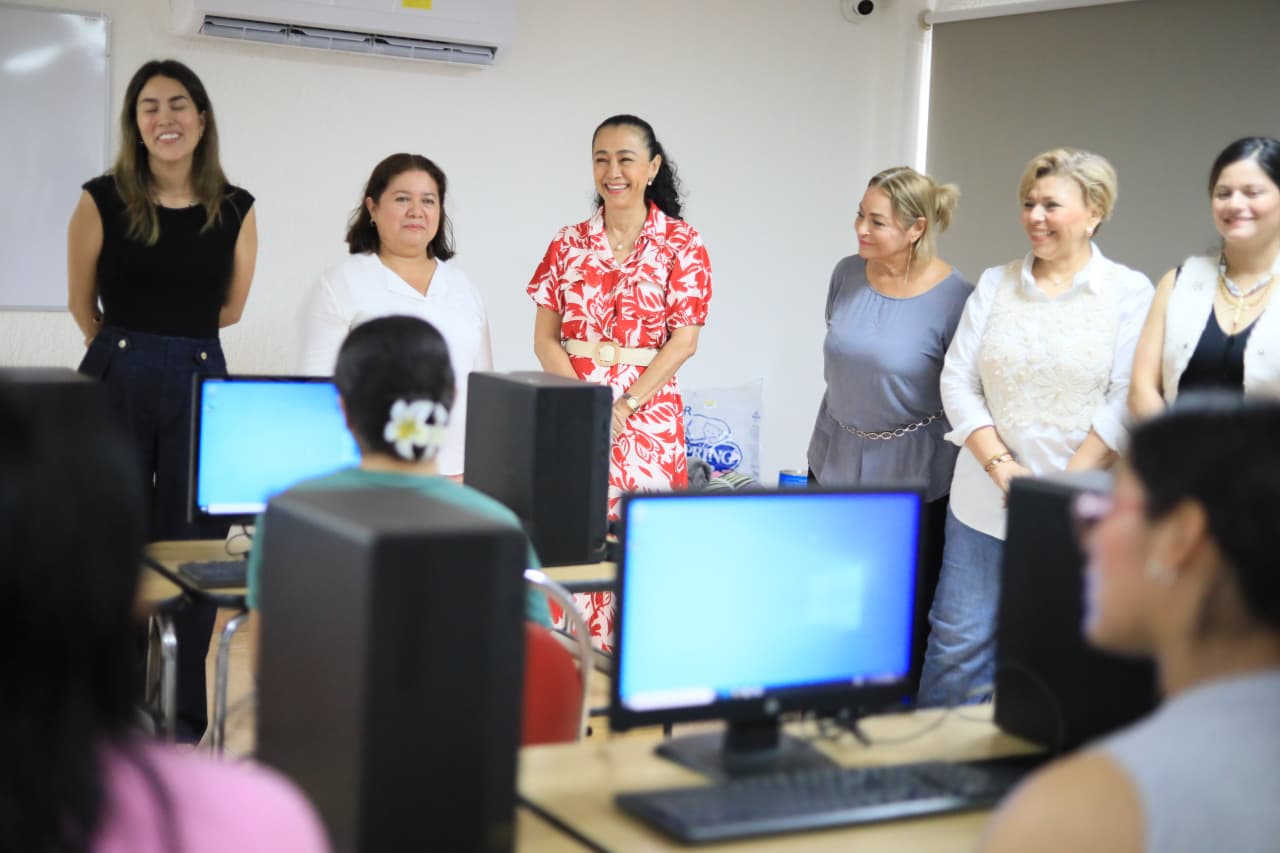 Presidenta Honoraria del DIF Tabasco realiza entrega del Centro de Computo a la Casa Hogar.
