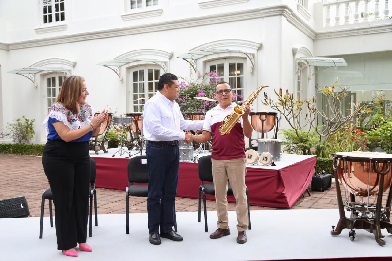 Se llena de música mejor afinada el Centro Cultural Quinta Grijalva con instrumentos nuevos y de calidad, entregados a la Banda Sinfónica del Gobierno.