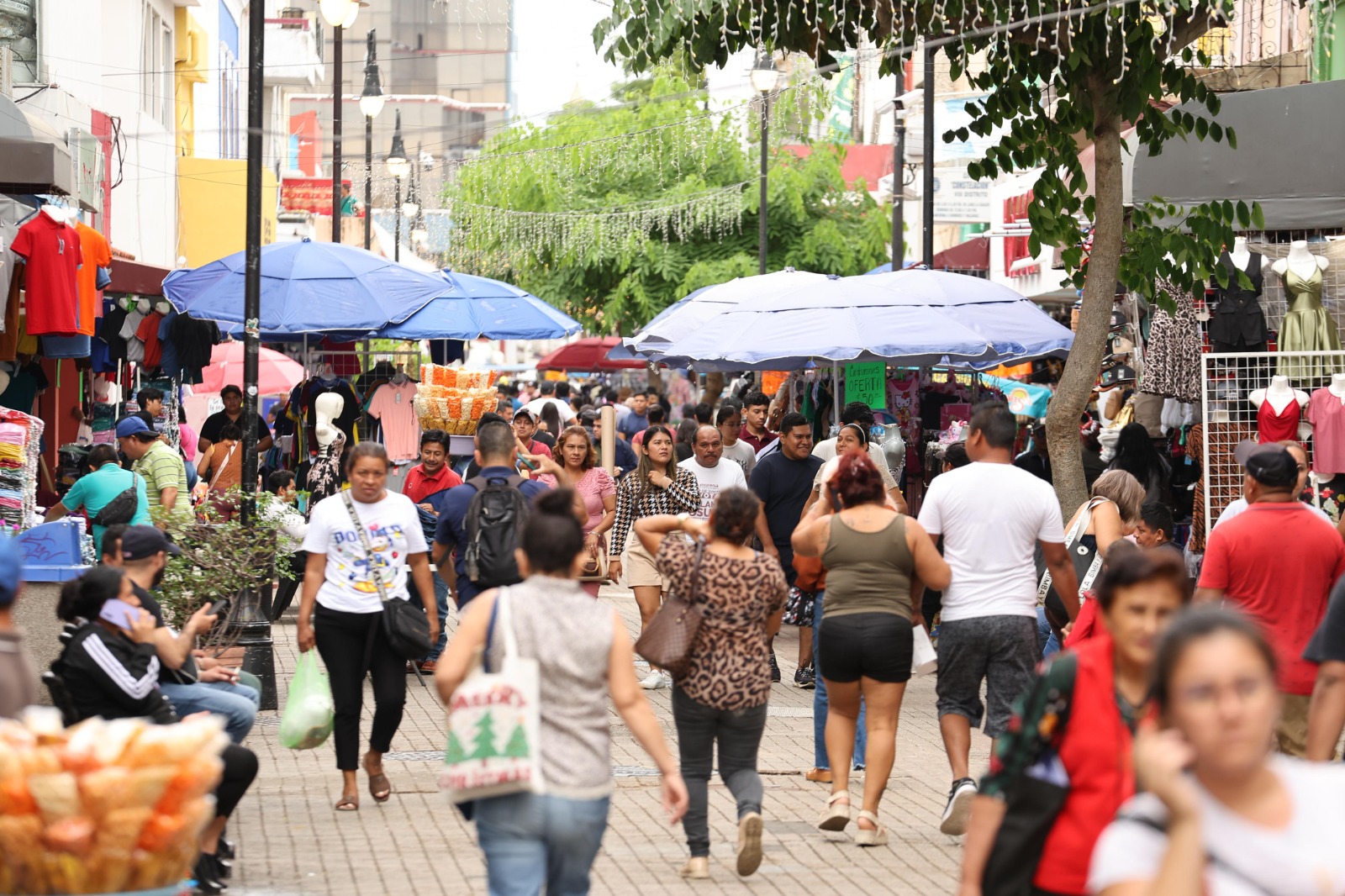 A pocas horas de celebrarse la Nochebuena y Navidad, miles de personas abarrotan mercados y zonas comerciales de Villahermosa en un marco de paz y tranquilidad.