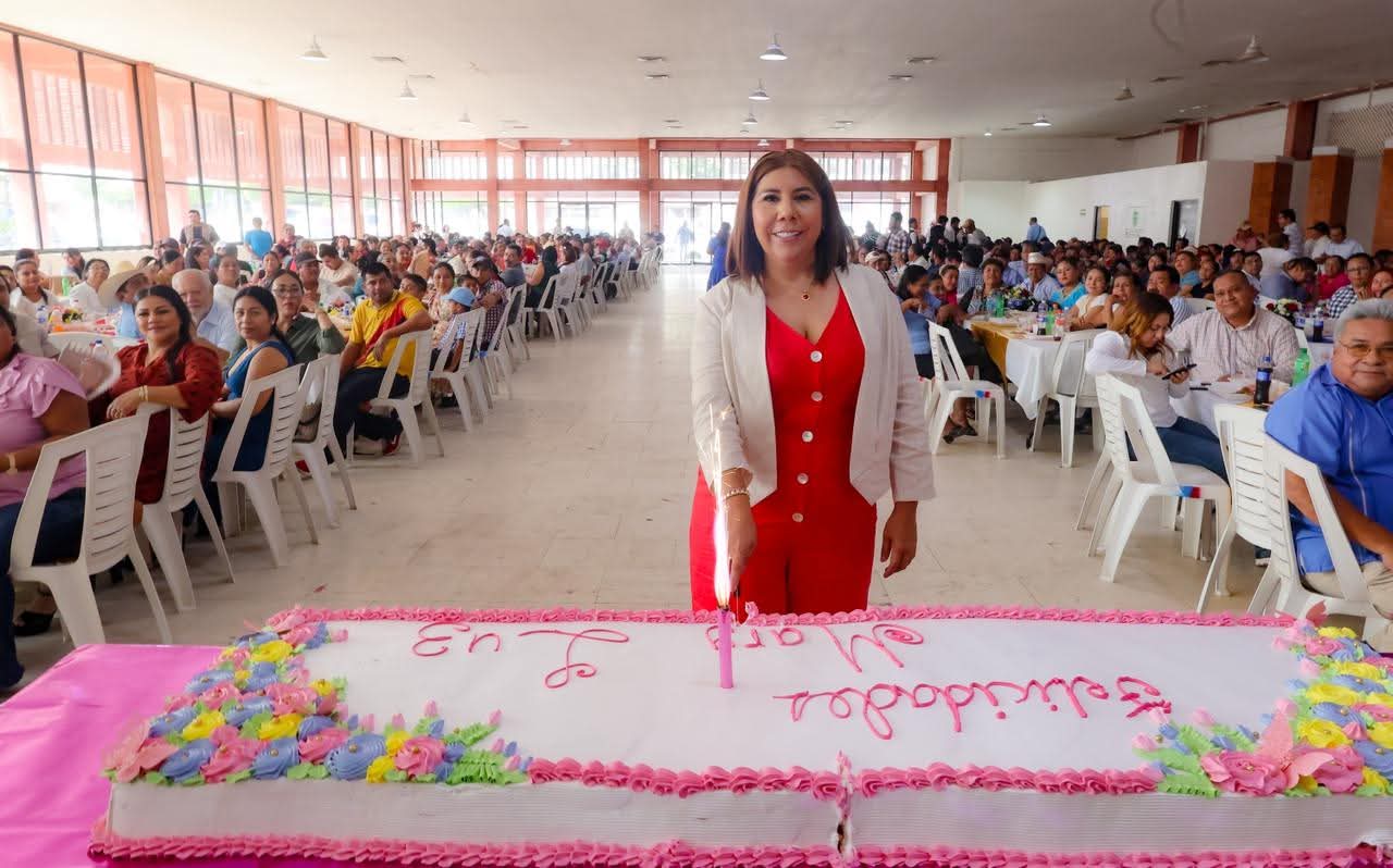 Alcaldesa Mari Luz Velázquez Jiménez fortalece la unidad y el trabajo en equipo en encuentro de fin de año.