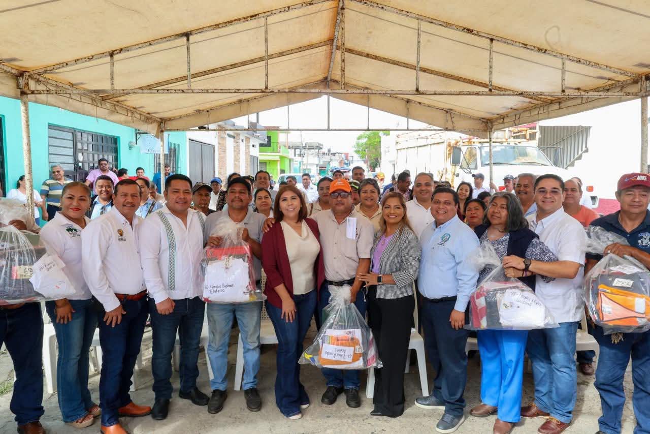 Alcaldesa Mari Luz Velázquez Jiménez entrega segunda dotación de uniformes a personal sindicalizado.