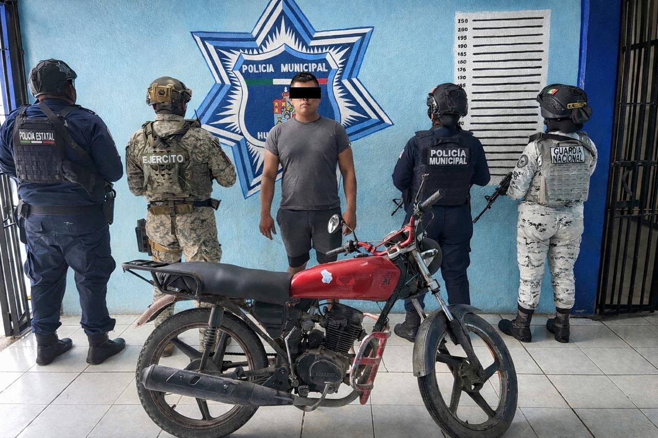 Policía de Huimanguillo y fuerzas federales detienen un sujeto y una motocicleta con reporte de robo, en la calle 6 del poblado C-31.
