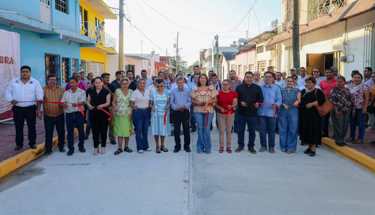 Alcaldesa de Huimanguillo Mari Luz Velázquez Jiménez, inaugura la rehabilitación integral de la calle Vicente Guerrero, una obra que contempla la mejora de servicios básicos y vialidades en beneficio de las familias de la zona.