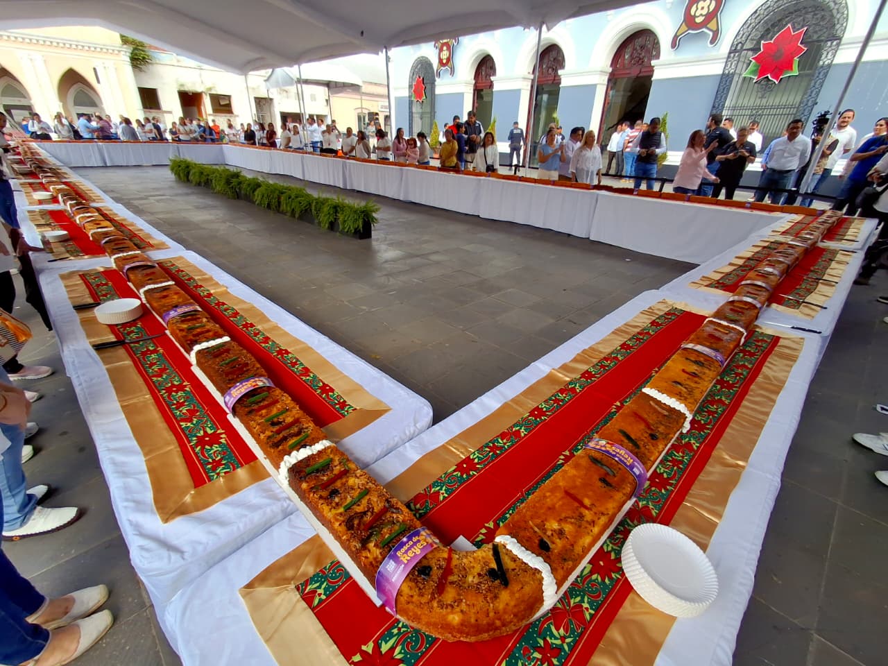 Gobierno del Estado mantiene vivas tradiciones; Javier May encabeza partida de rosca de Reyes.