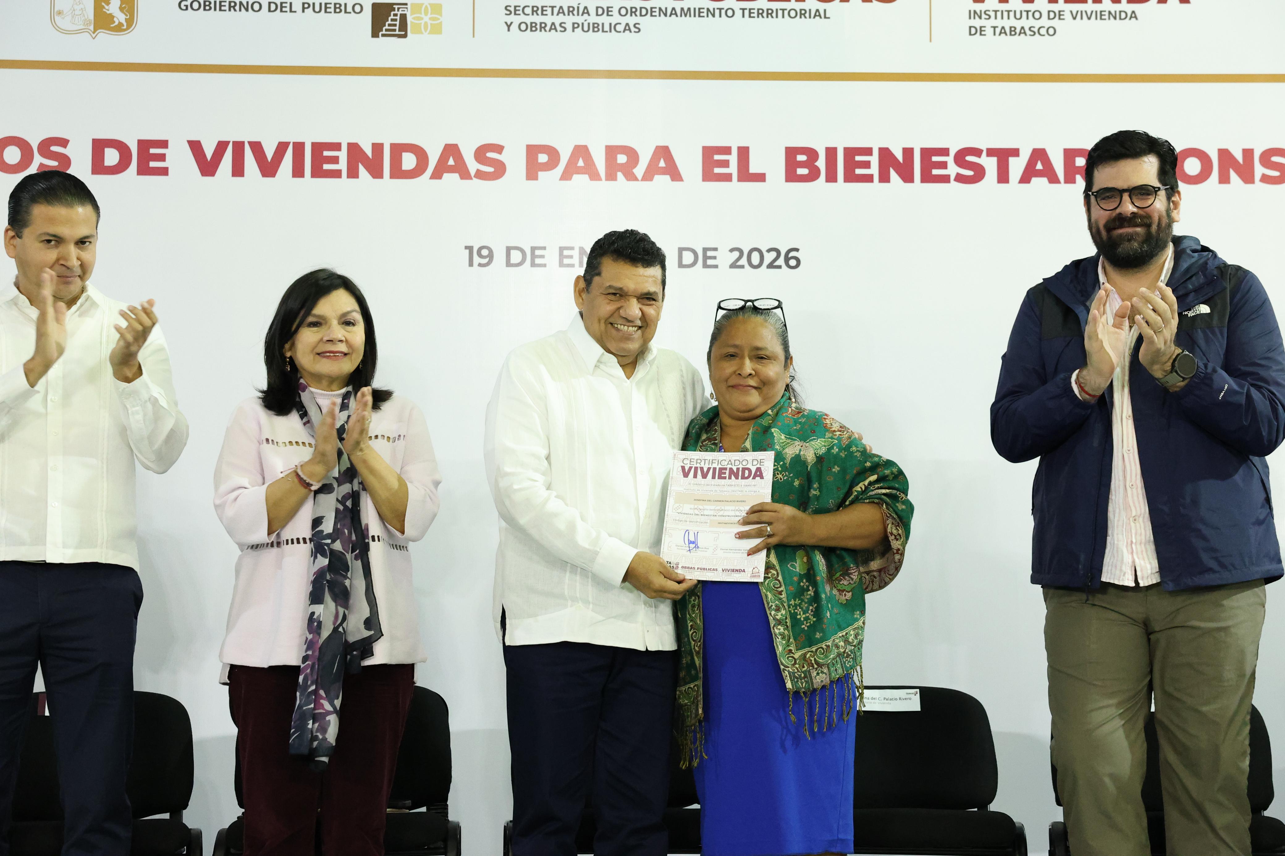 Entrega Gobernador Javier May primeros 100 certificados de Viviendas del Bienestar del 2026 en Centro.
