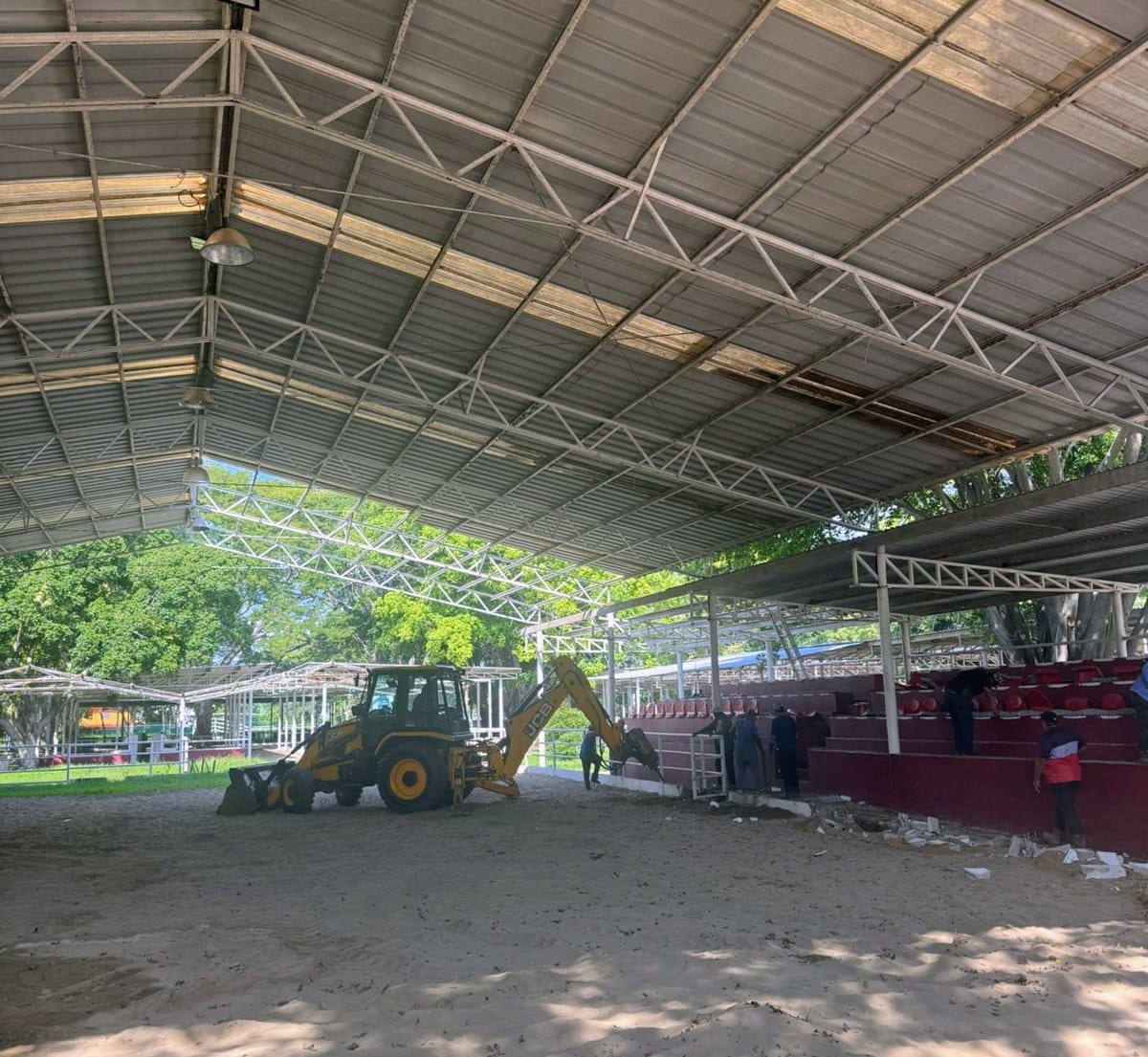 Javier May cumple: inicia la renovación histórica de la pista de calificaciones del stand ganadero.