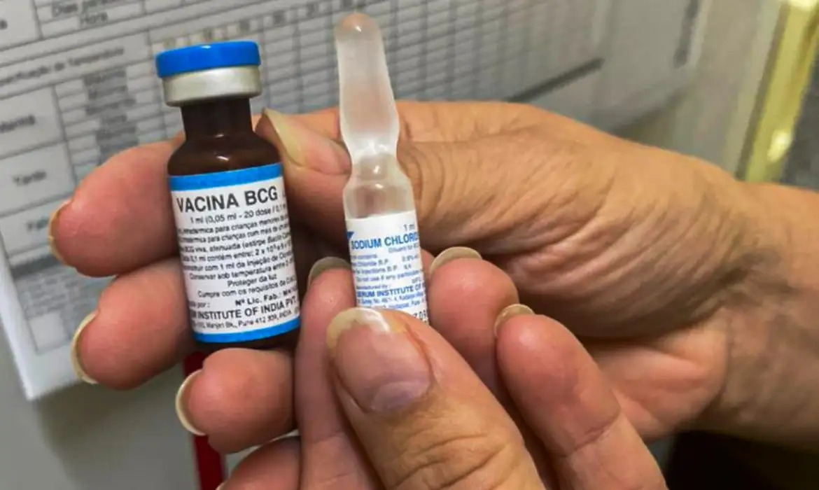 La Secretaría de Salud informa a la población sobre la disponibilidad de la vacuna BCG.