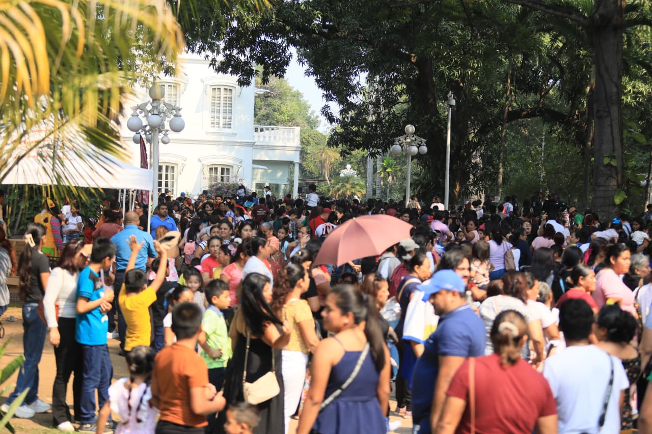 Infantes llenan Centro Cultural Quinta Grijalva para festejar el Día de Reyes.