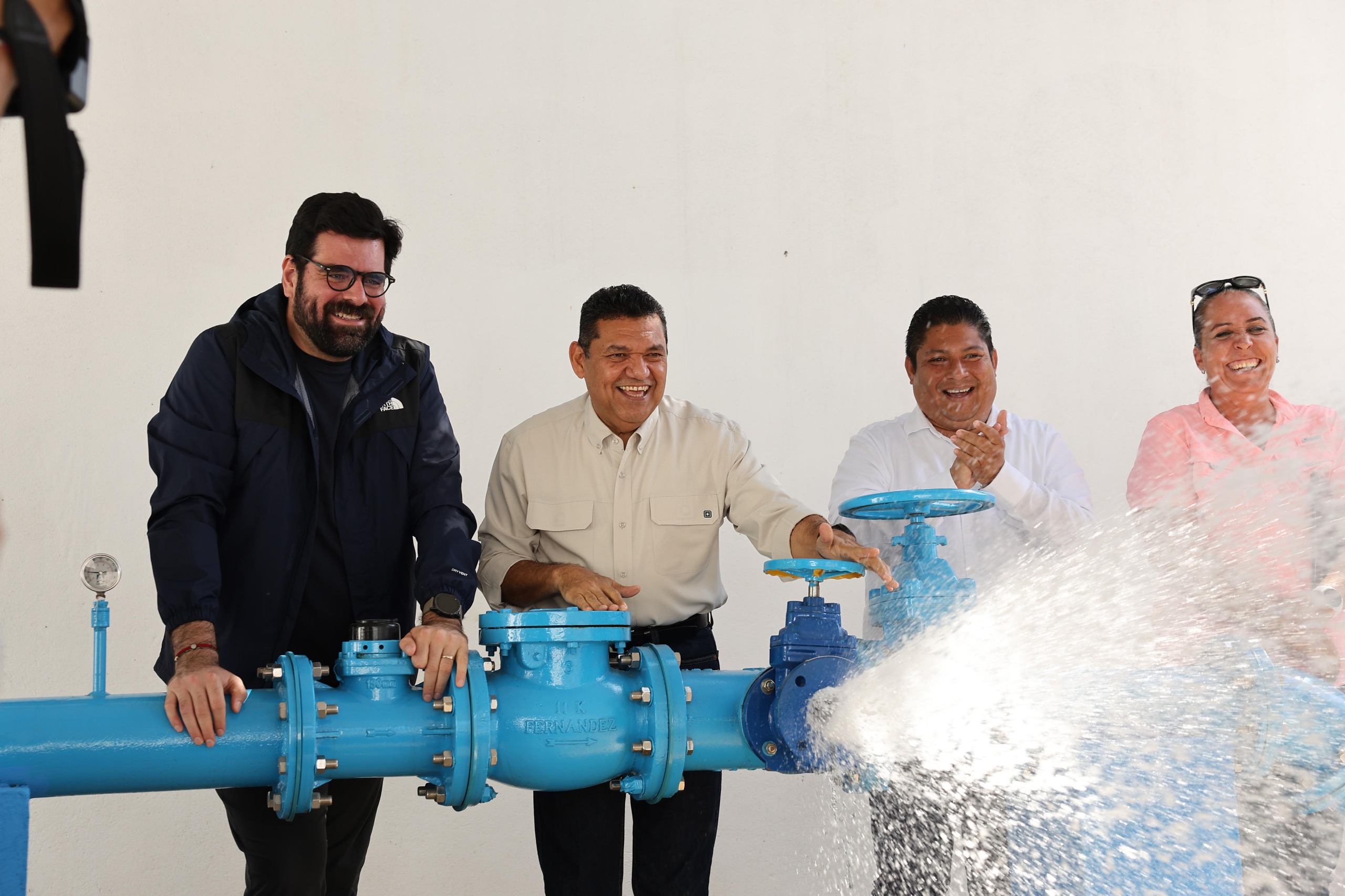 Entrega Javier May rehabilitación de sistema de agua potable en Benito Juárez segunda sección en Jalpa de Méndez.