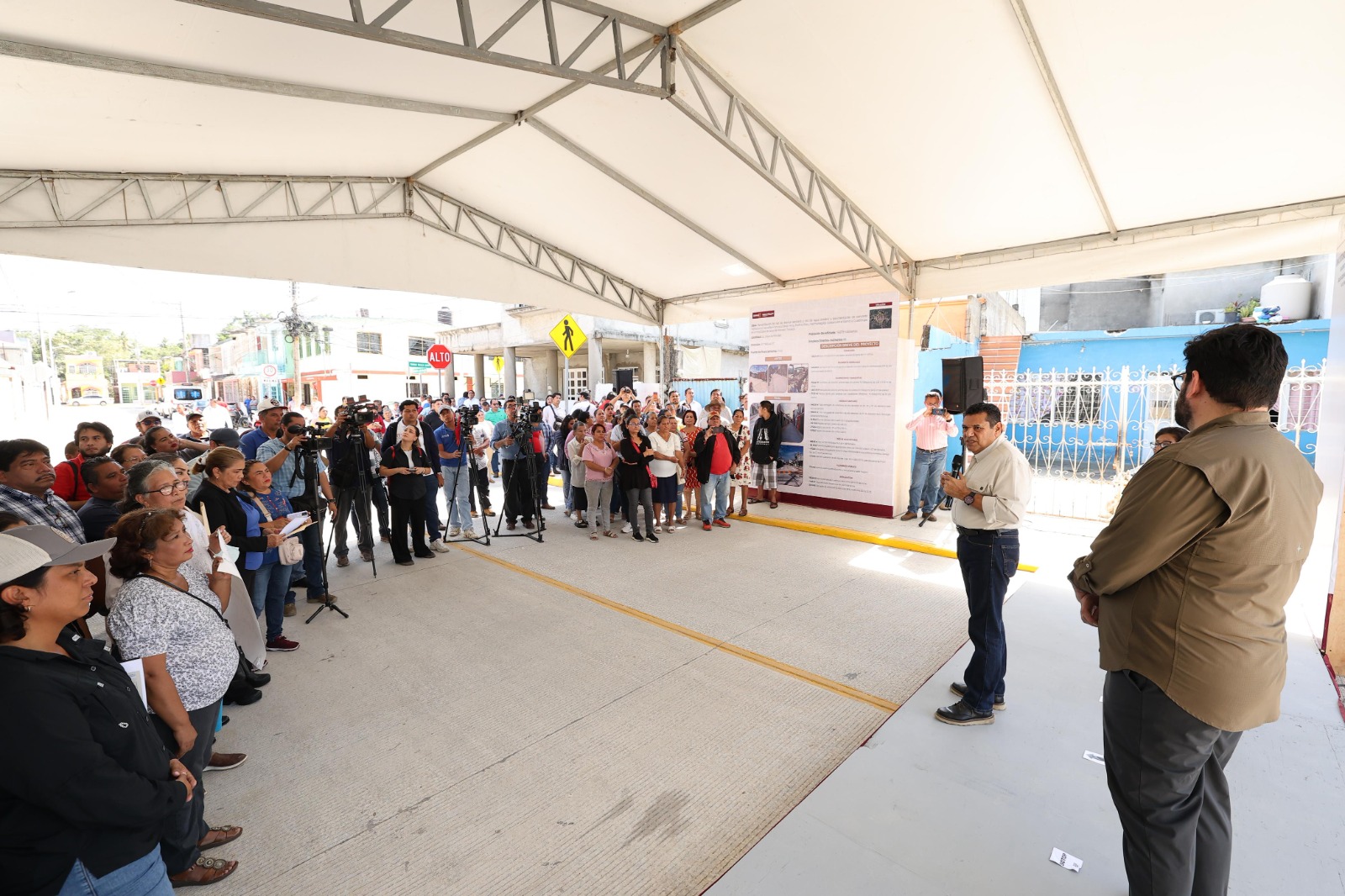 Gobierno del Estado sigue mejorando infraestructura urbana de Jalpa de Méndez; entrega Javier May calles pavimentadas y rehabilitación de drenaje.