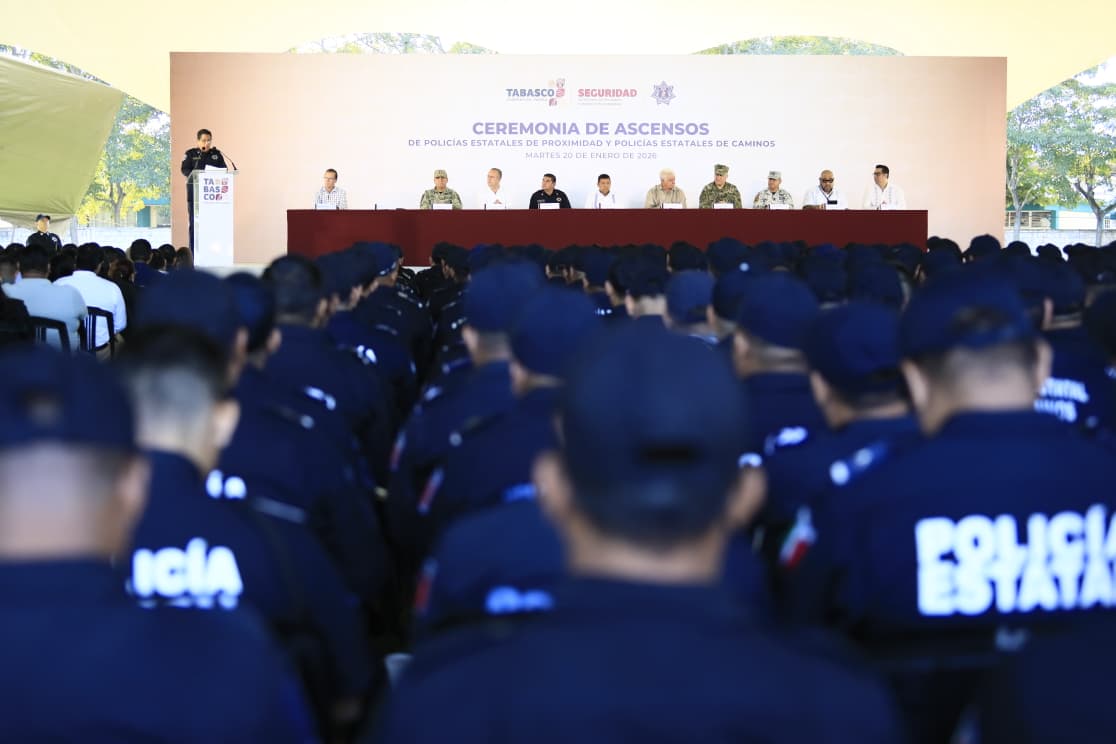 Gobierno del Estado profesionaliza instituciones de seguridad y fortalece construcción de la paz; reconoce Javier May a 284 policías estatales con ascensos.