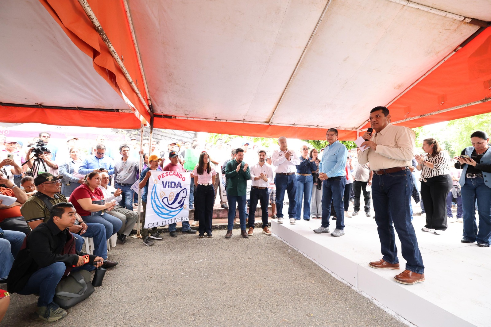 Paraiseños reciben atención directa y buenas noticias; Gobernador Javier May anuncia construcción de planta potabilizadora a iniciarse en abril.