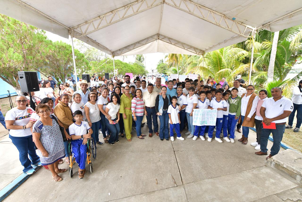 Gobierno de Territorio sigue dando resultados; supervisa Javier May construcción de cancha techada en secundaria de Chiltepec.