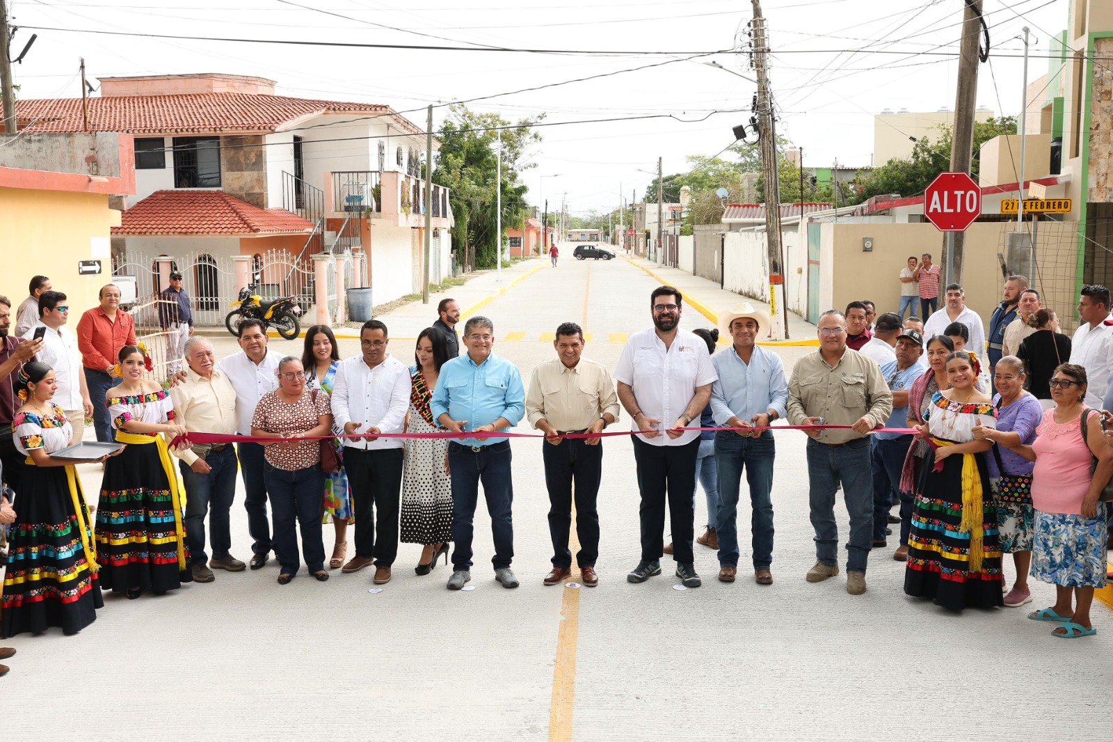 Entrega Gobernador Javier May Rodríguez obra de pavimentación y alumbrado público en calle de Puerto Ceiba y atiende demanda histórica de la comunidad.