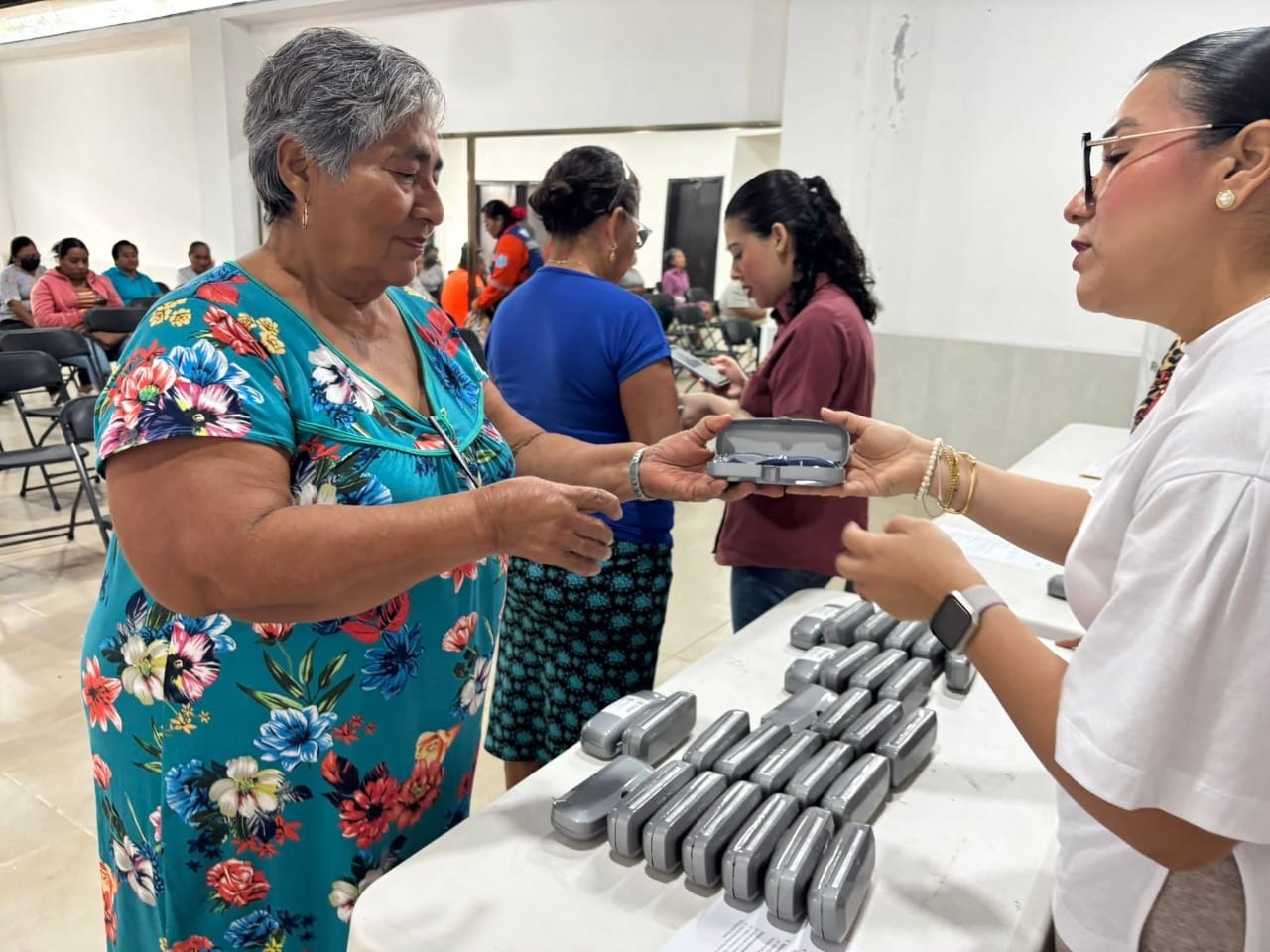 Mejora Beneficencia Pública salud visual de paraiseños con entrega de lentes gratuitos.