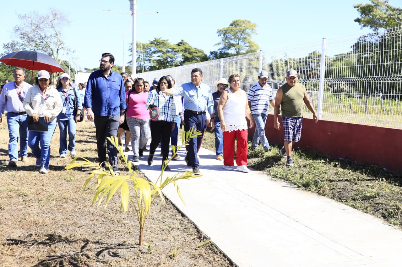 Entrega Gobernador calle pavimentada con concreto hidráulico que conduce al Telebachillerato número 7, el cual estrena sus primeras tres aulas, en Jonuta.