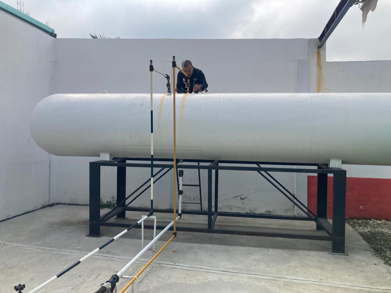 EN CATEO, FGR ASEGURA APROXIMADAMENTE CUATRO MIL 500 LITROS DE GAS L.P. EN EL MUNICIPIO DEL CENTRO, TABASCO.