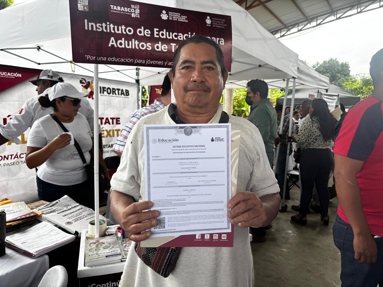 ¡El Saber no tiene Fronteras, solo Horizontes!: Reciben certificados del IEAT dos adultos en Tenosique.