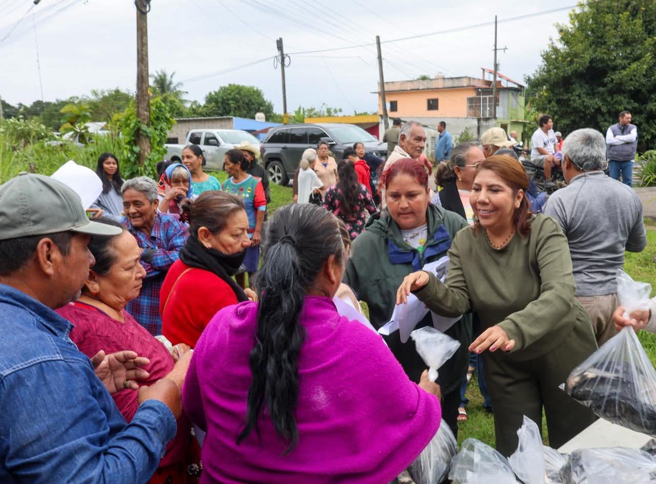 Presidenta municipal Mari Luz Velázquez Jiménez, acompañada de la diputada local Martha Colorado Jiménez, realiza la entrega de pescado gratuito en Villaflores 2ª sección, como parte de las acciones de apoyo alimentario.