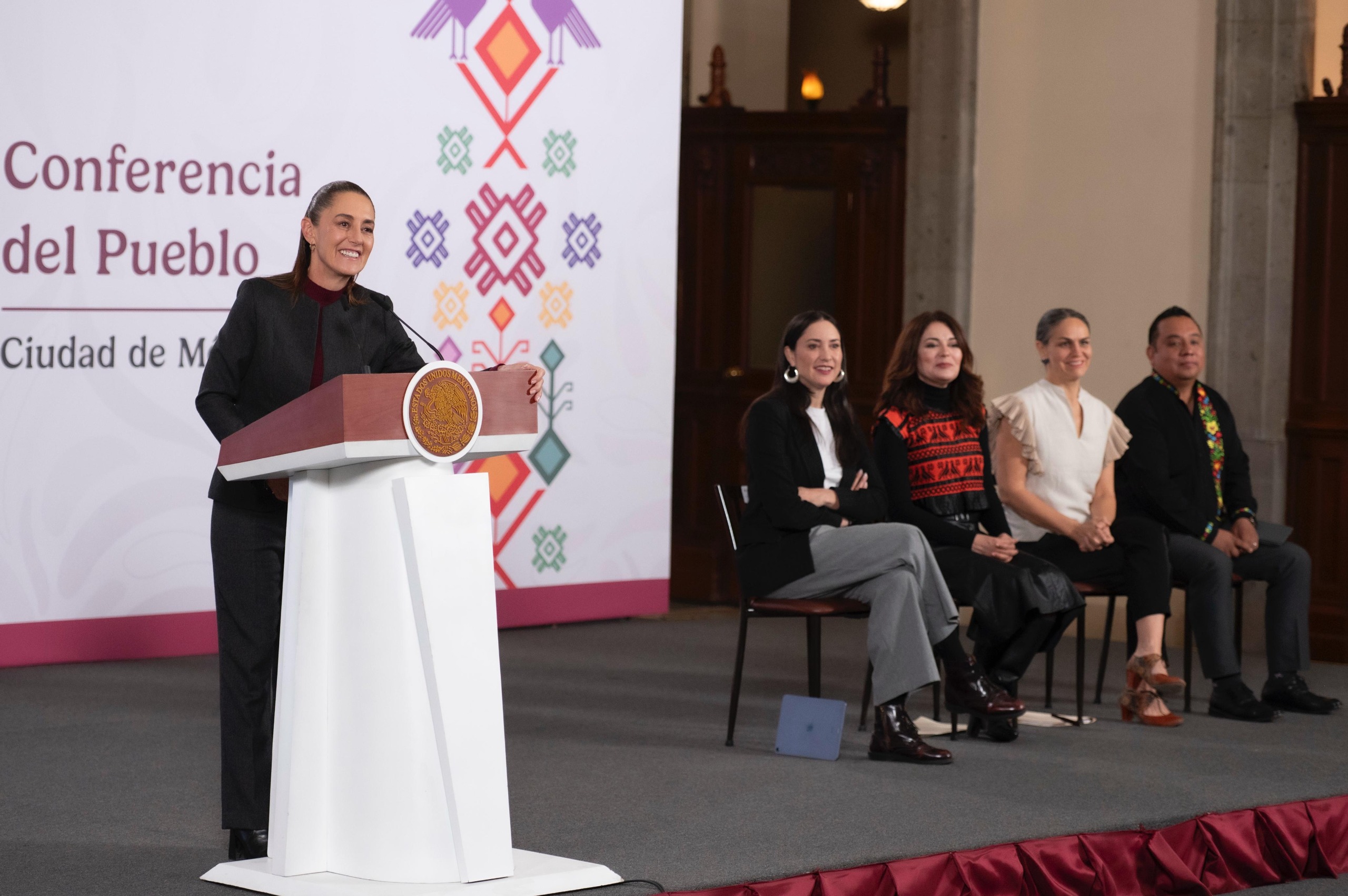 PRESIDENTA CLAUDIA SHEINBAUM ANUNCIA INICIATIVAS DE LEY PARA FOMENTAR EL CINE NACIONAL Y REFORMA PARA PROTEGER EL TRABAJO DE ACTORES DE DOBLAJE ANTE LA INTELIGENCIA ARTIFICIAL.