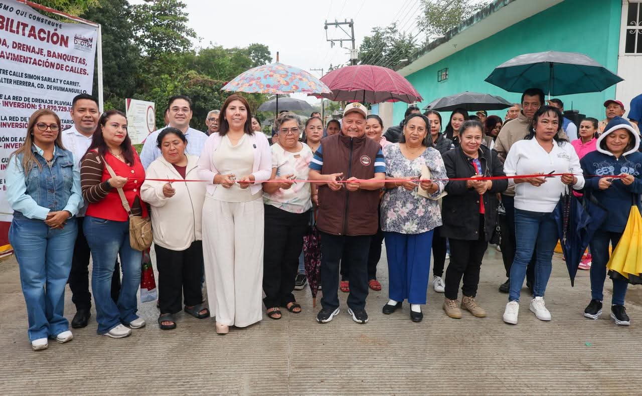 La presidenta municipal, Mari Luz Velázquez Jiménez, inaugura la rehabilitación integral de la calle Los Milagros, una obra que contribuye con mejores servicios y vialidades dignas en Huimanguillo.