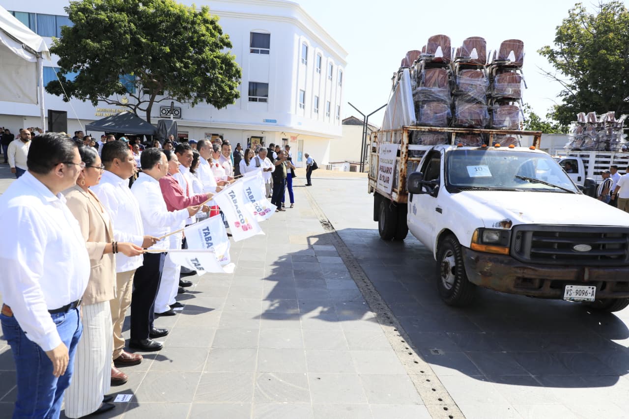 Más de 11 mil estudiantes de Tabasco estrenarán mobiliario; Gobernador Javier May arranca distribución en escuelas de educación básica, con inversión de 27 mdp.
