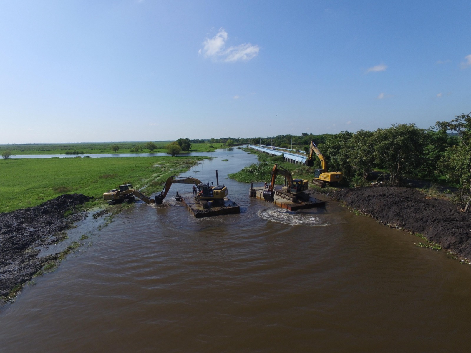 Conagua desarrolla acciones para reducir riesgos de inundaciones en beneficio de más de 21 mil habitantes de Tabasco.
