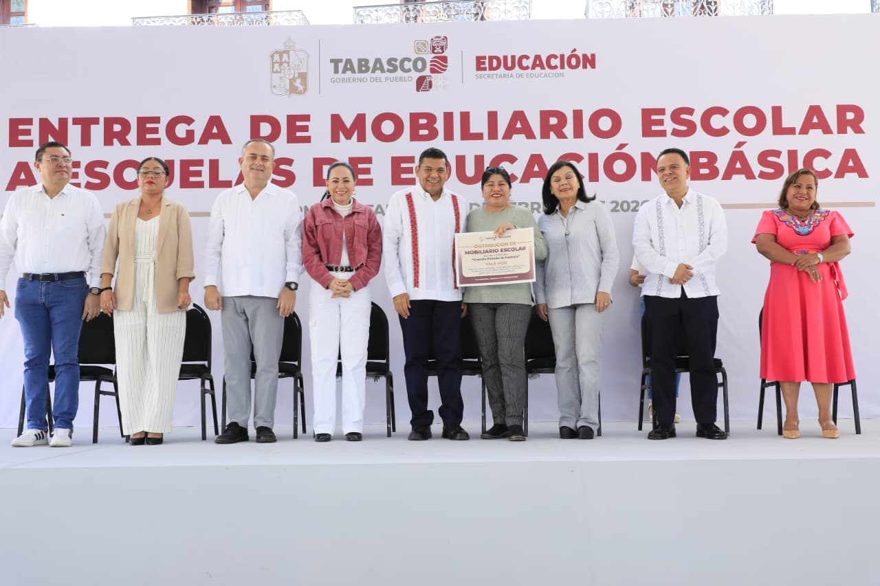 Entrega de mobiliario escolar toma en cuenta a escuelas abandonadas por años, afirman directores beneficiados.