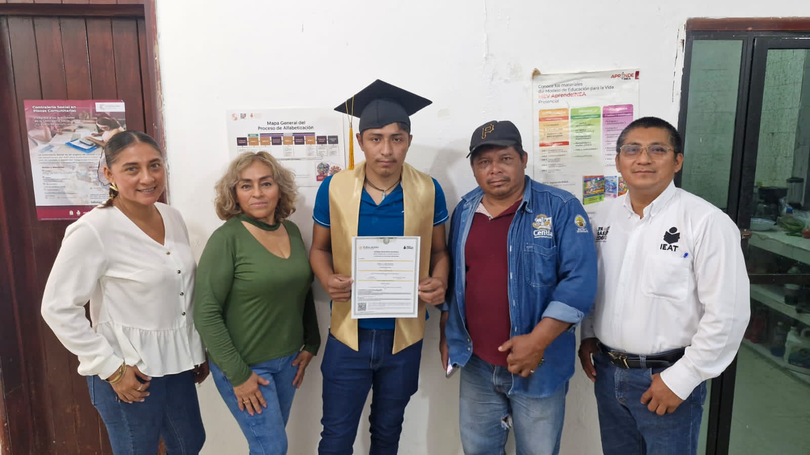 Logro que Inspira: Ismael de la Cruz recibe su certificado de secundaria tras meses de perseverancia.