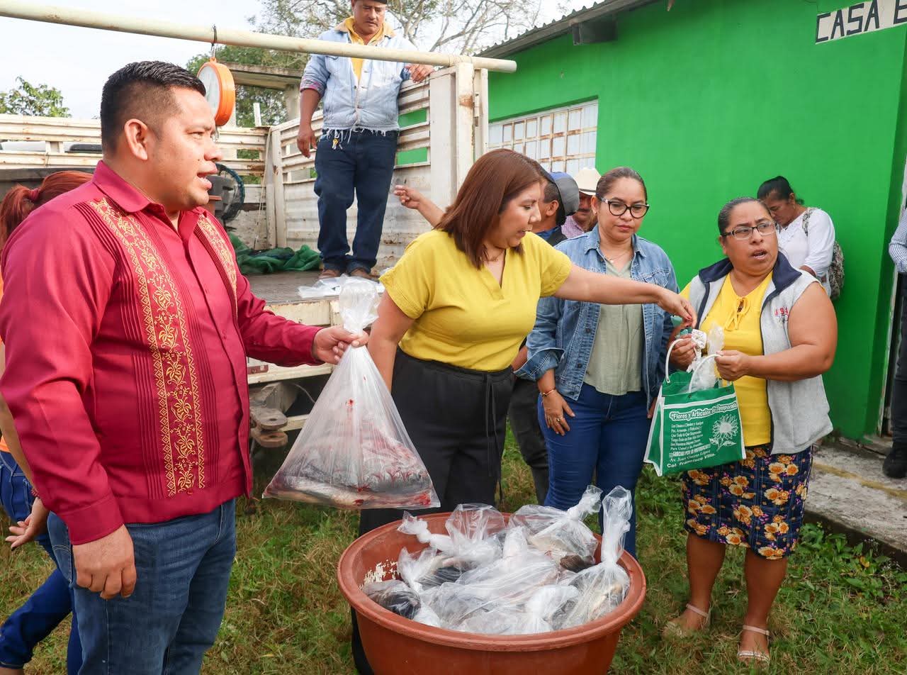 La presidenta municipal, Mari Luz Velázquez Jiménez, realiza nueva entrega de pescado gratuito en el Ejido Luis Cabrera y la R/a Luis Cabrera.