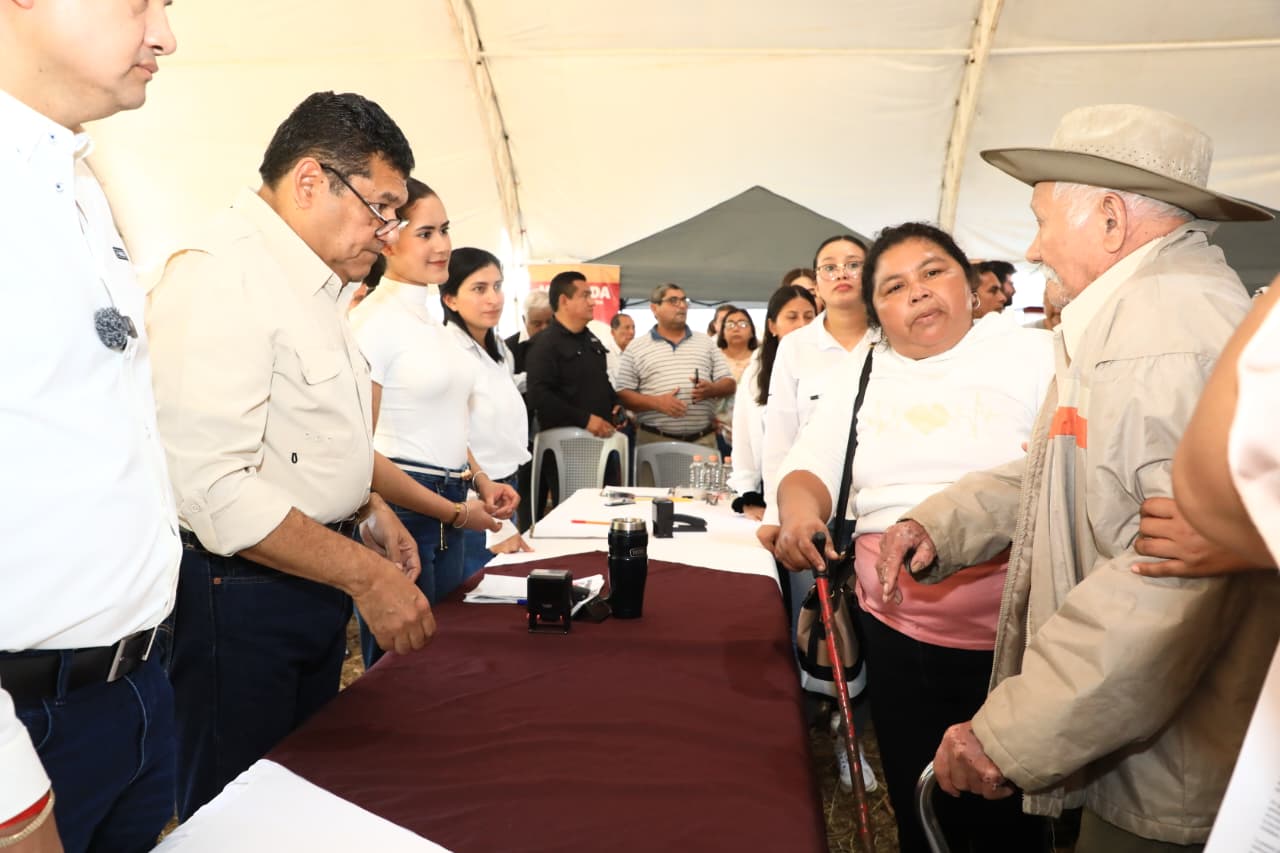Beneficios del Gobierno del Estado siguen llegando a familias tabasqueñas; encabeza Javier May audiencias públicas en Comalcalco.