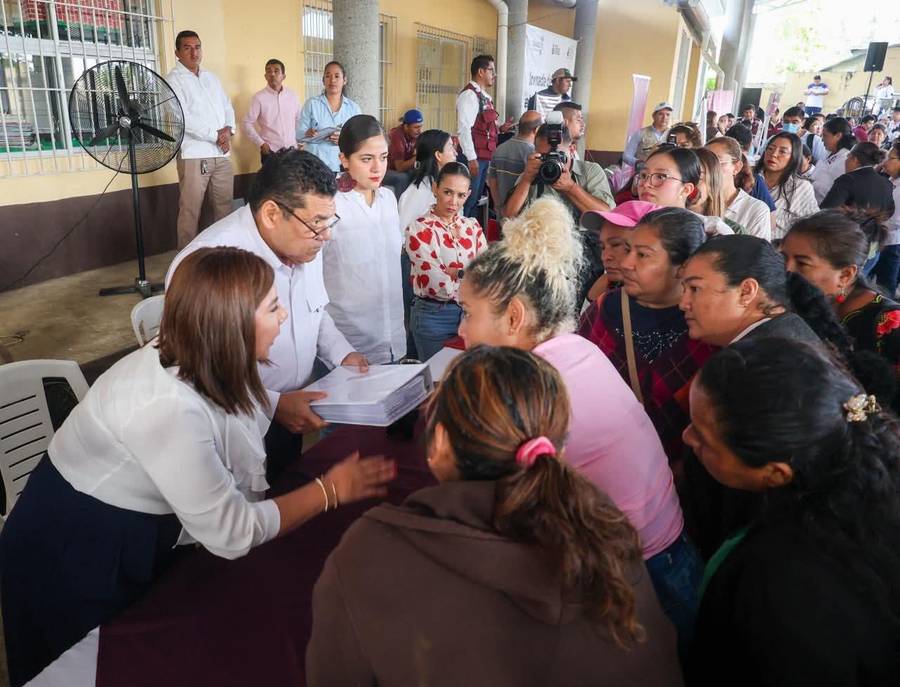 Alcaldesa Mari Luz Velázquez Jiménez y el gobernador Javier May Rodríguez brindan atención cercana al pueblo en territorio.