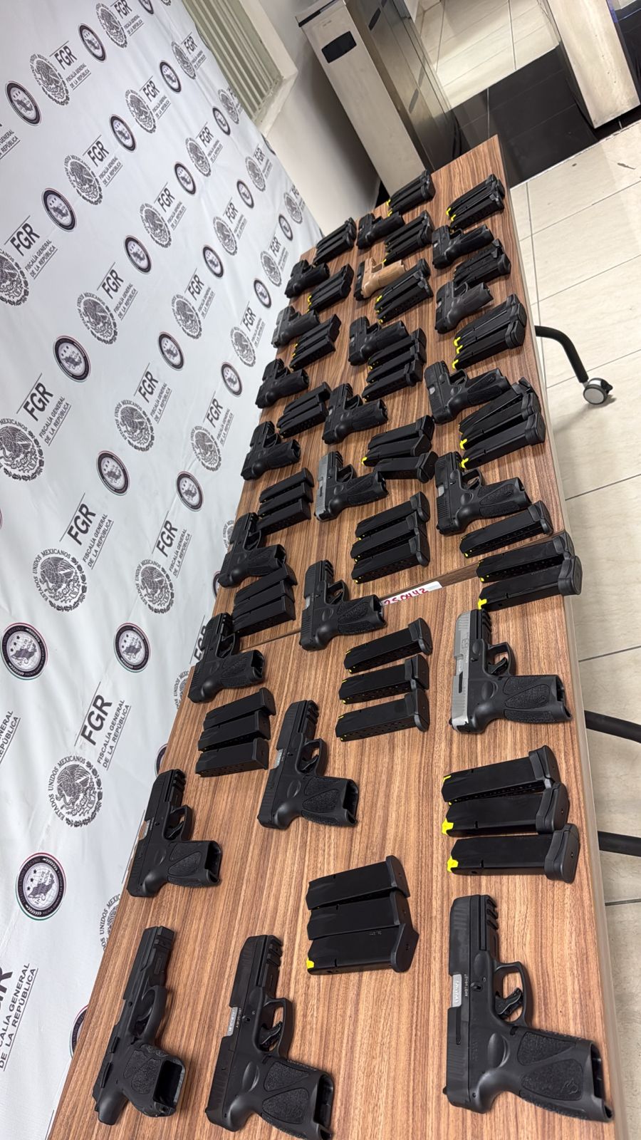 ASEGURA FGR 22 ARMAS DE FUEGO Y 65 CARGADORES EN HUIMANGUILLO, TABASCO.