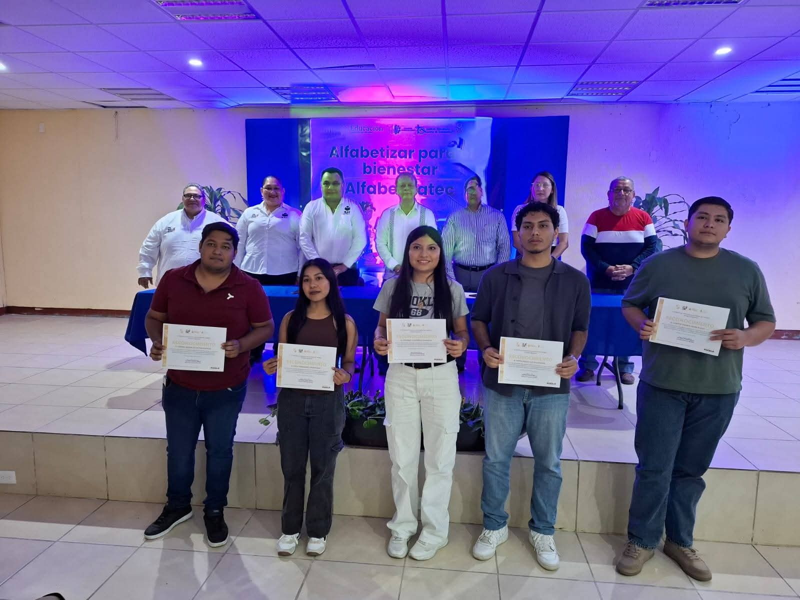 Entrega IEAT 229 constancias de alfabetización en Paraíso, Comalcalco y Tacotalpa.