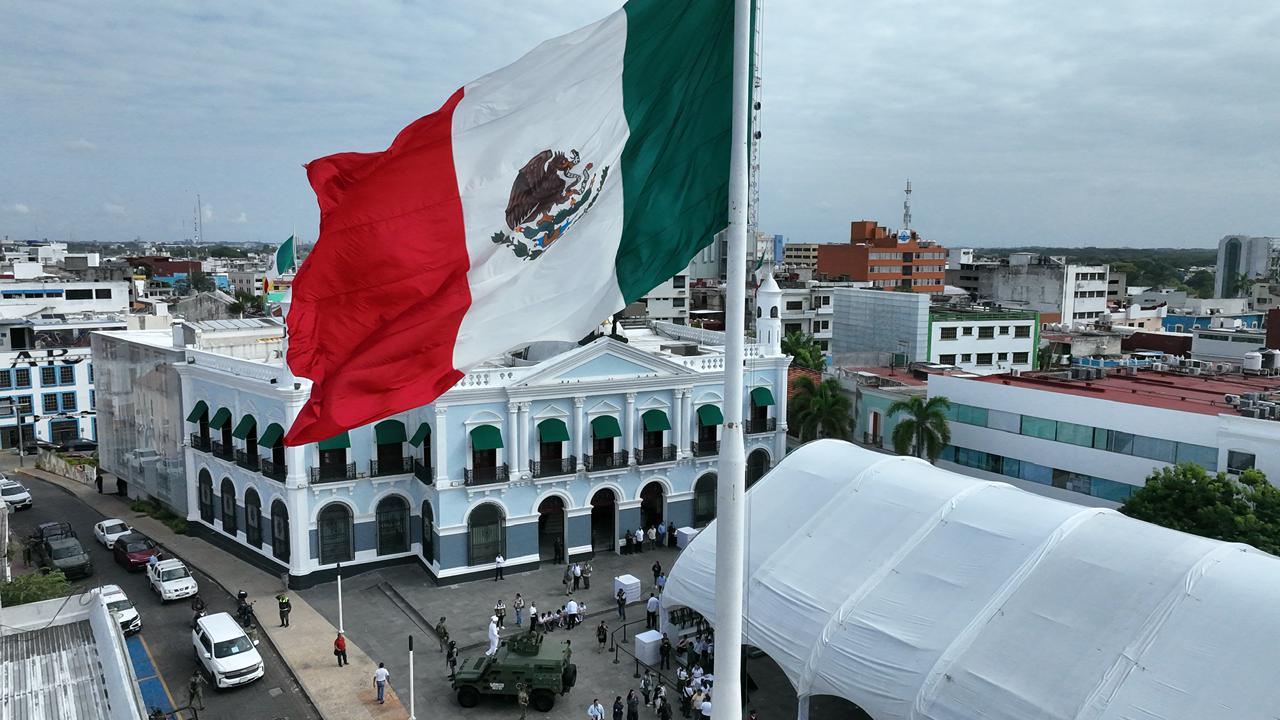 Abanderan en Tabasco a 33 escuelas de nivel básico y medio superior, durante ceremonia cívica por el Día de la Bandera.