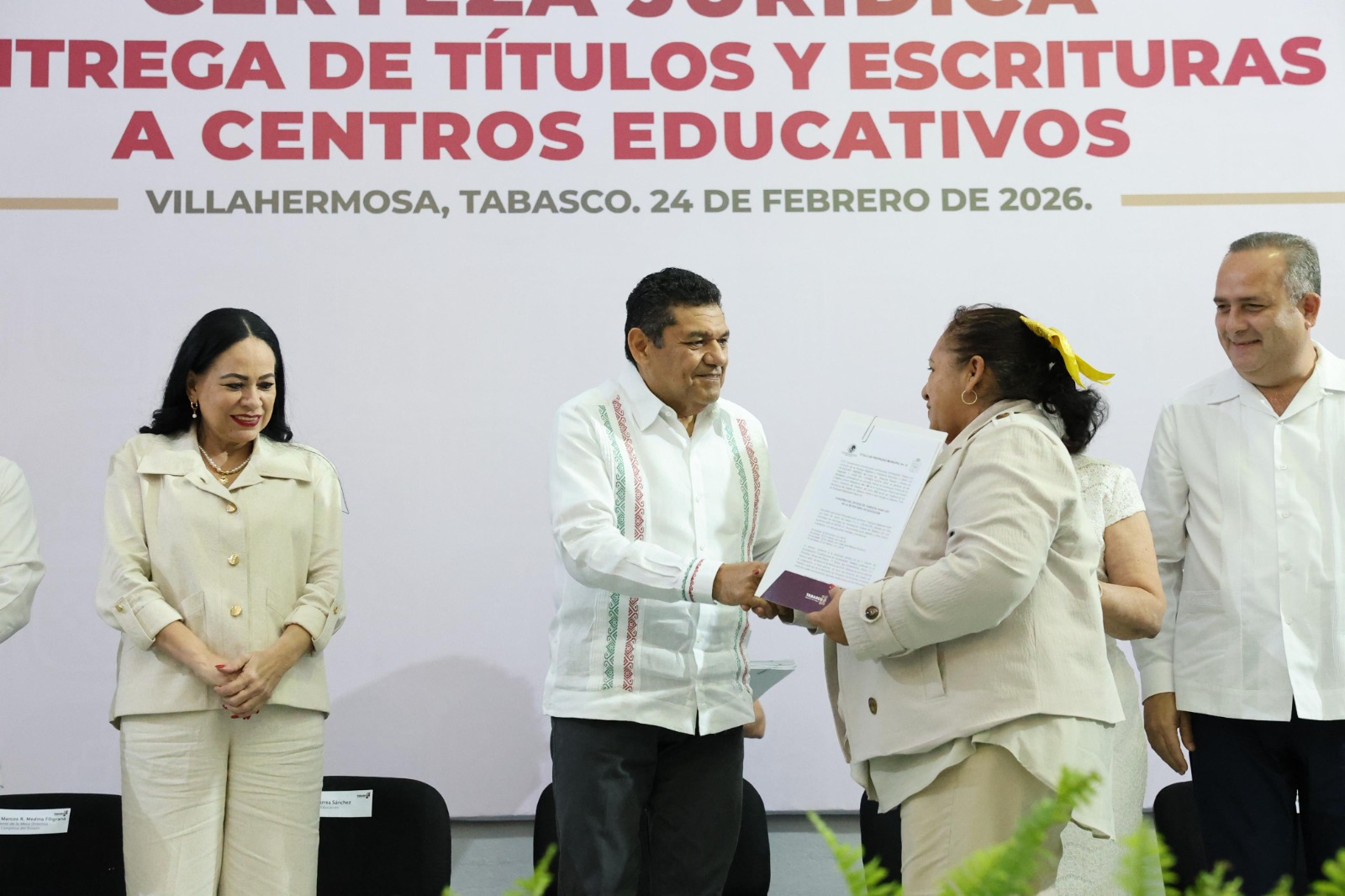 Gobierno de Javier May otorga títulos y escrituras a 275 planteles educativos; suman 404 centros escolares a los que su administración dotó de certeza jurídica.