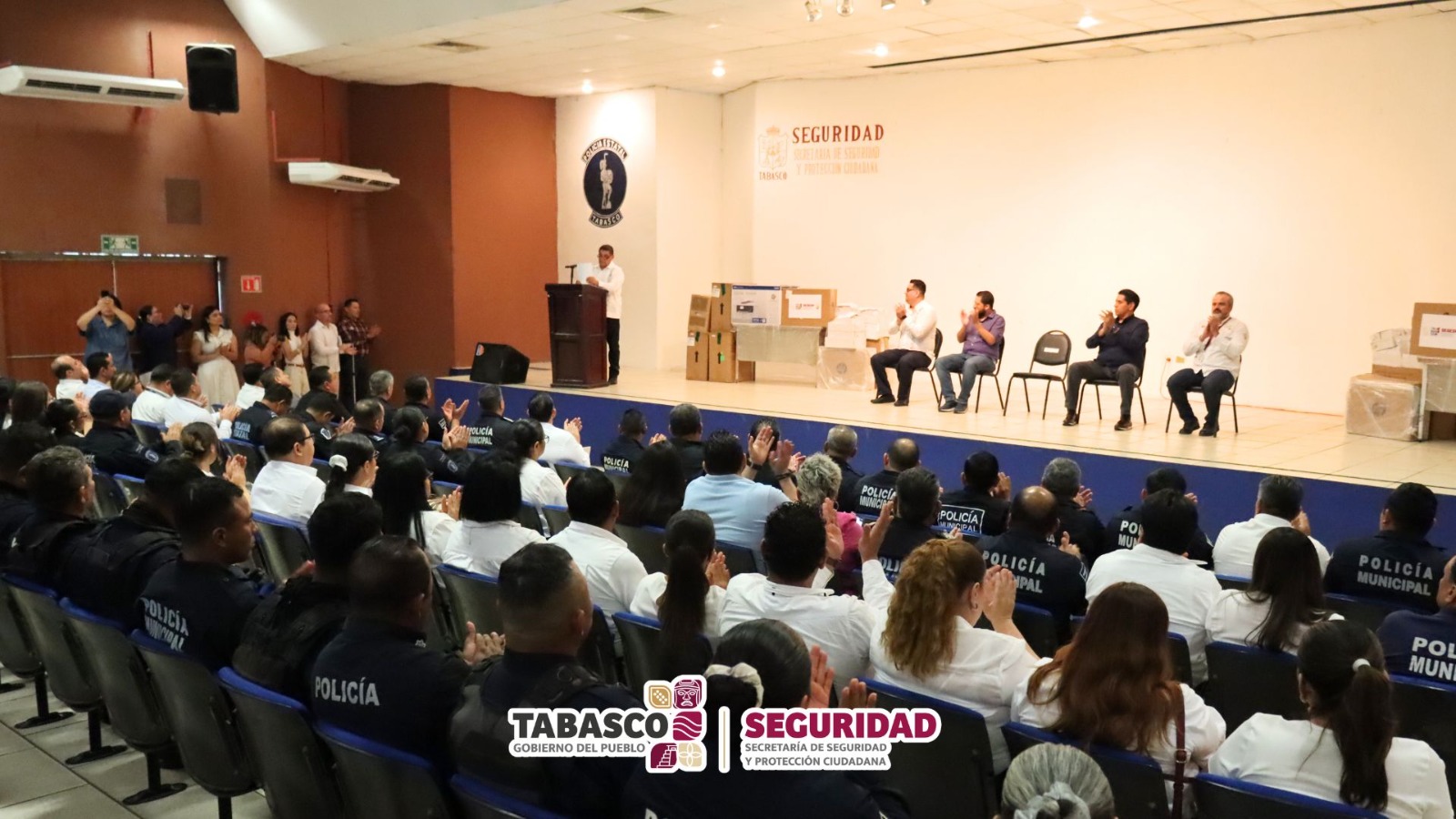 Fortalecen a corporaciones municipales y a la Comisión Ejecutiva de Atención a Víctimas con entrega de equipamiento.