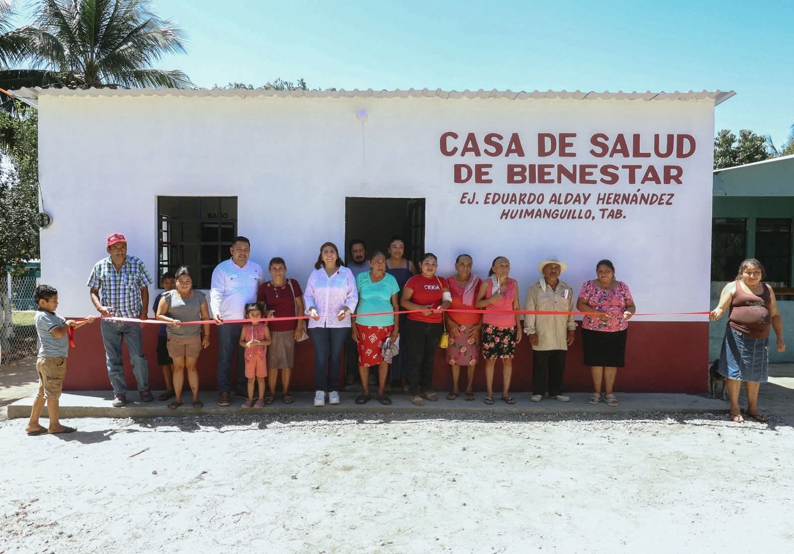 Entrega Mari Luz Velázquez Jiménez, la construcción de la Casa de Salud del ejido Eduardo Alday Hernández.