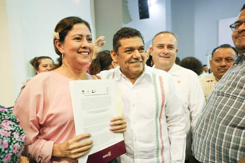 Directoras de escuelas agradecen a Gobierno del Estado entrega de escrituras para acceder a programas de rehabilitación.