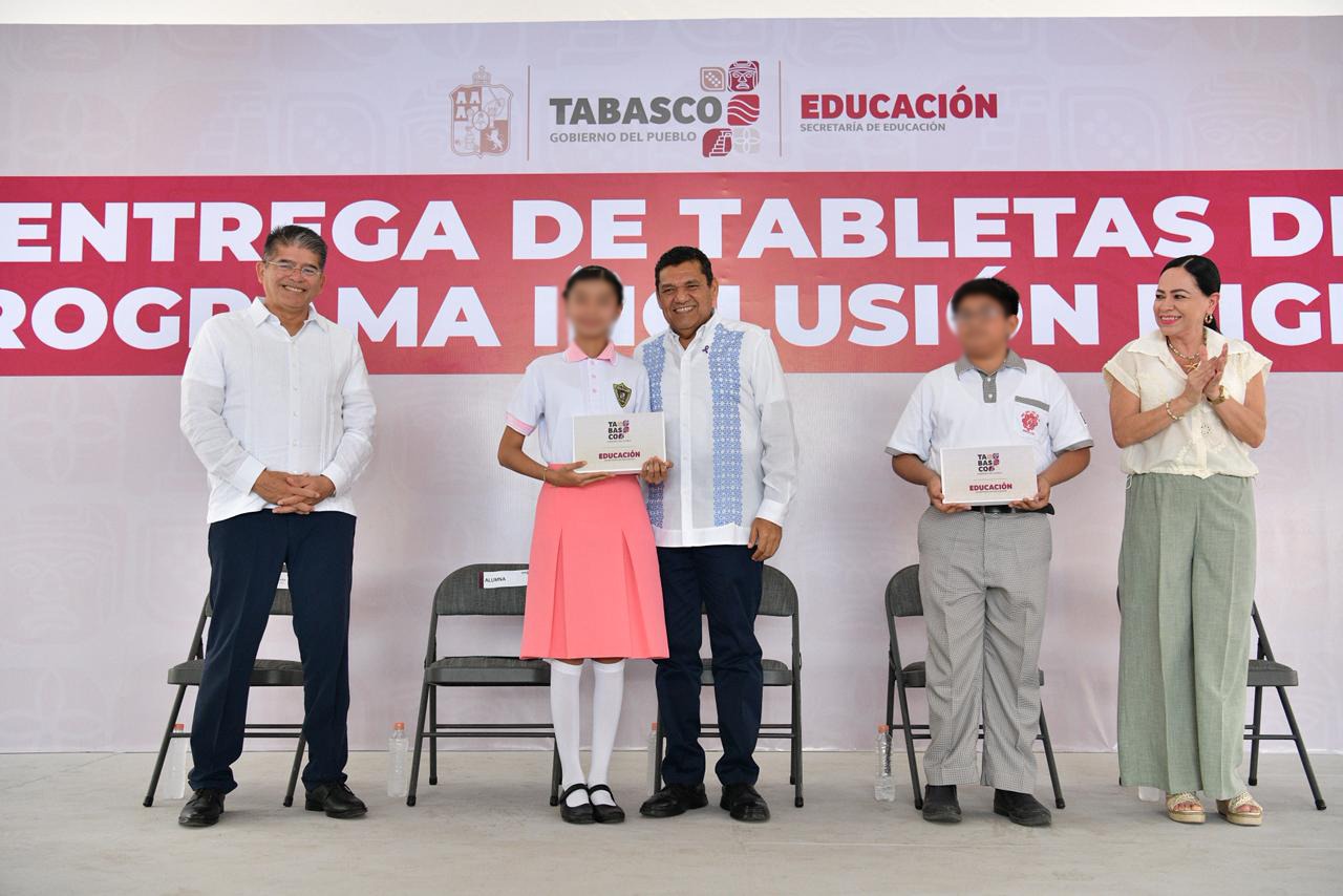 Arranca segunda etapa de Inclusión Digital; entrega Javier May más de 5,700 tabletas en Paraíso y Comalcalco.