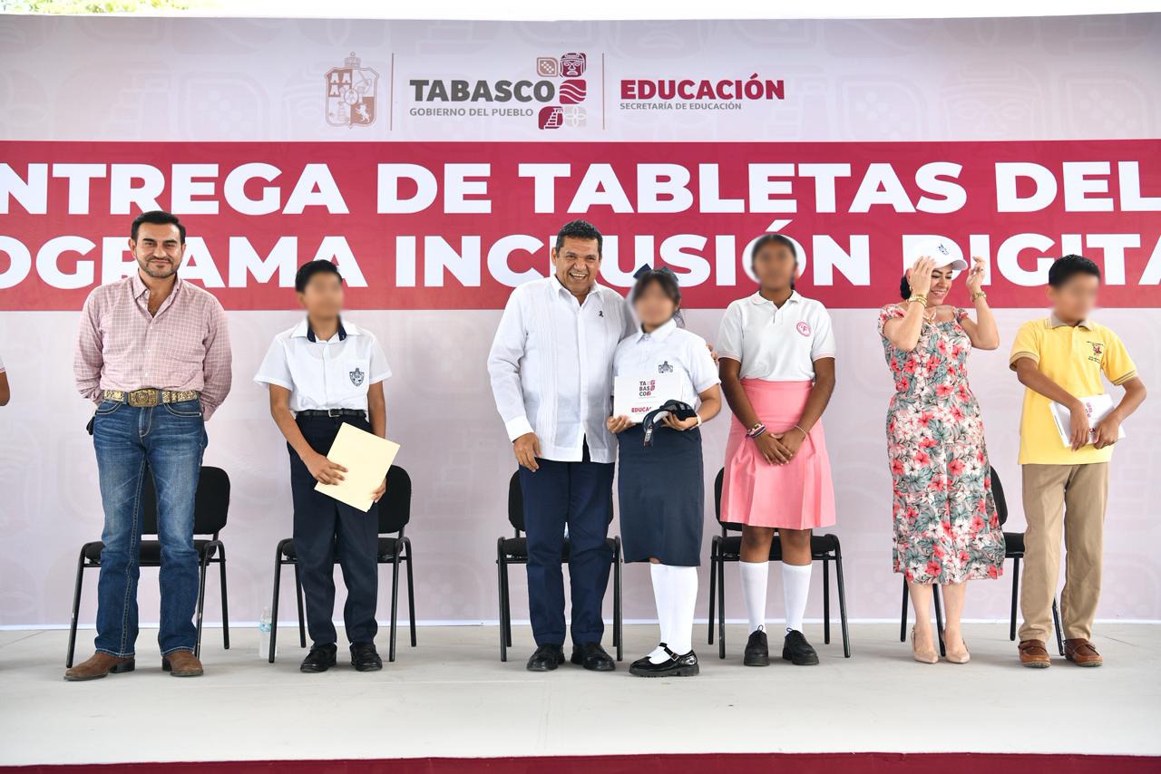 Con entrega de tabletas electrónicas a estudiantes de secundaria de la zona de Los Ríos, Gobierno del Estado cierra brechas de desigualdad e impulsa una educación de calidad.