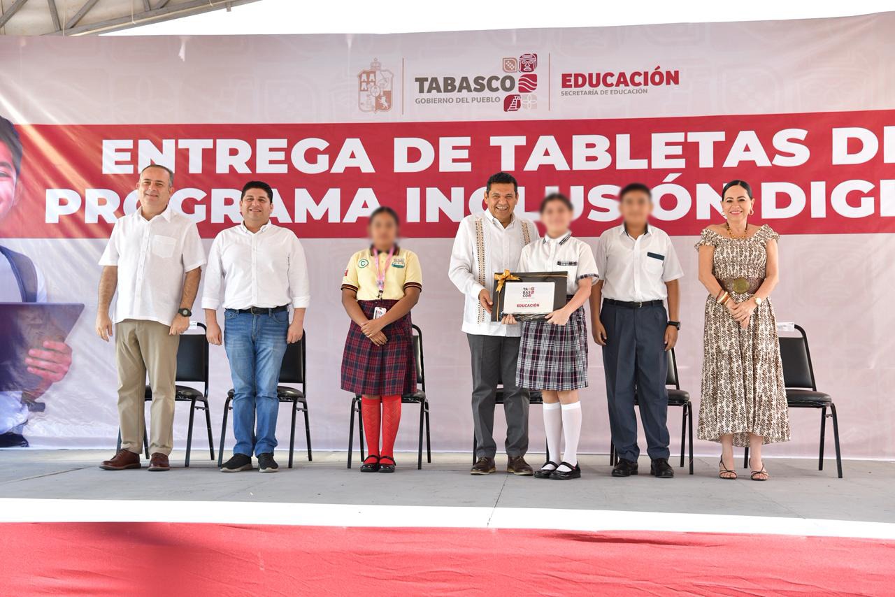 2,589 estudiantes de secundaria cuentan con mejores herramientas para su aprendizaje; entrega Javier May tabletas electrónicas en municipios de La Sierra.