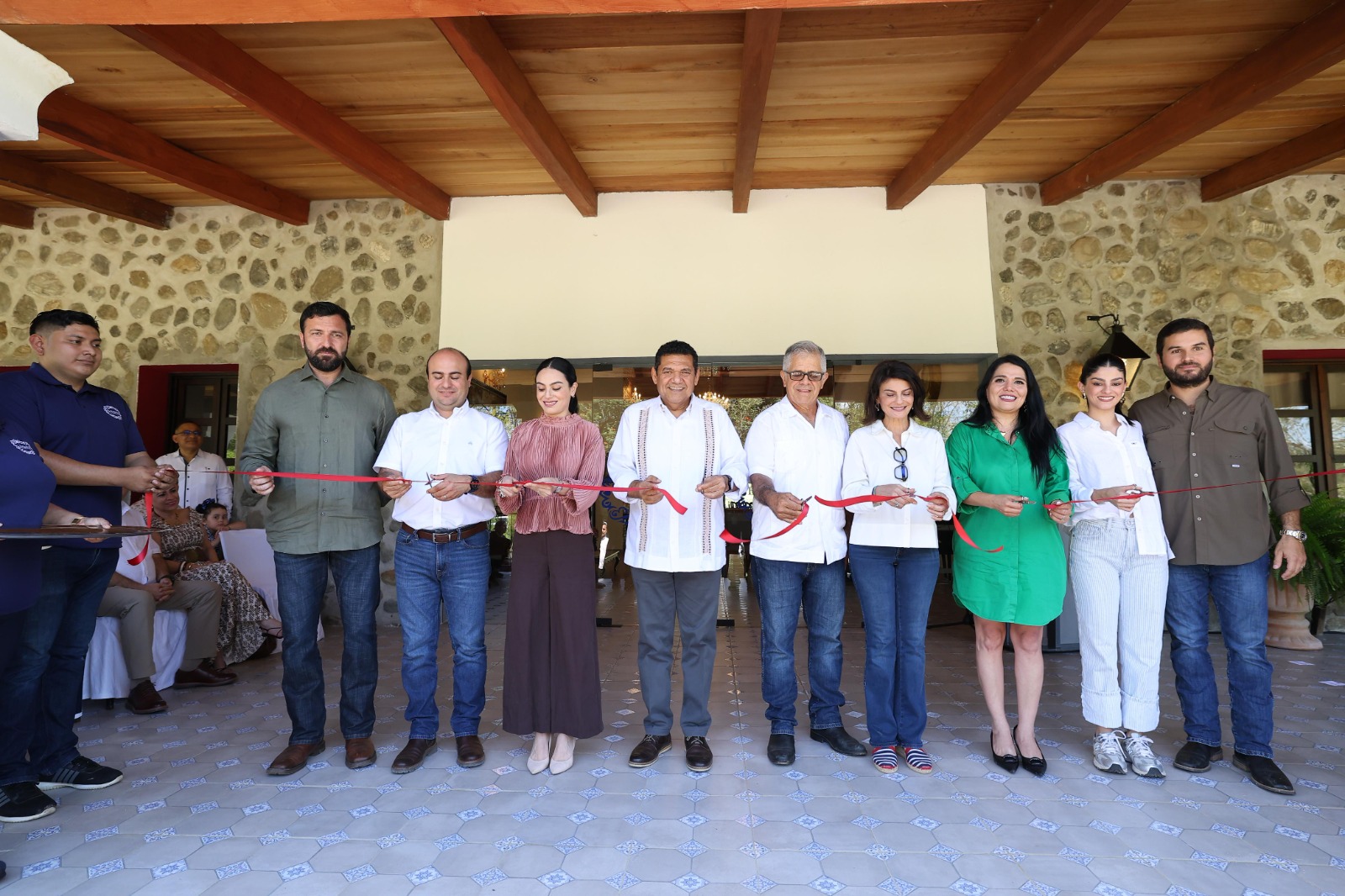 Tabasco avanza por el rumbo correcto hacia su diversificación económica, afirma Javier May al inaugurar nuevo hotel boutique en Teapa.