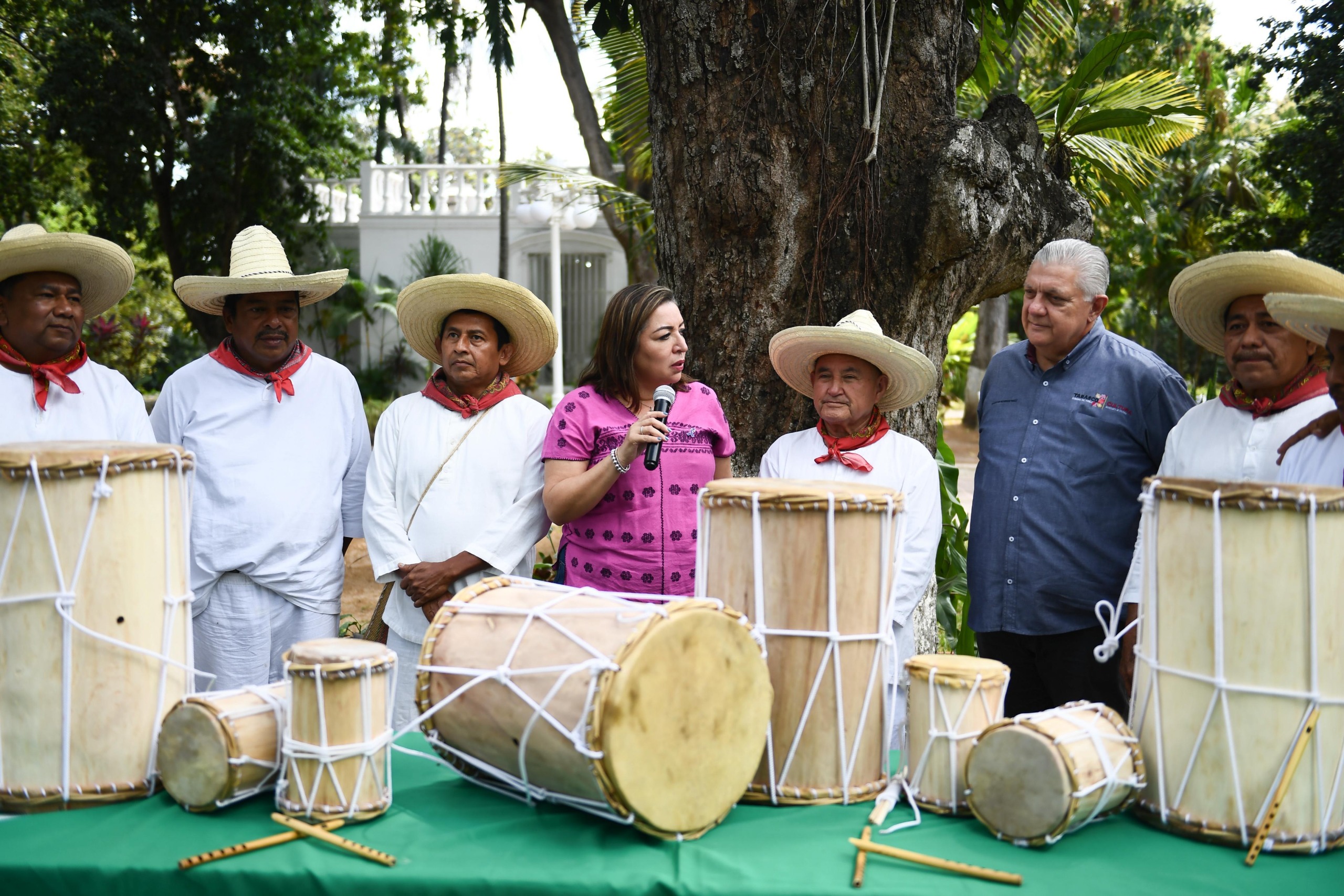 Fortalece Secretaría de Cultura tradición de tamborileros con entrega de instrumentos.